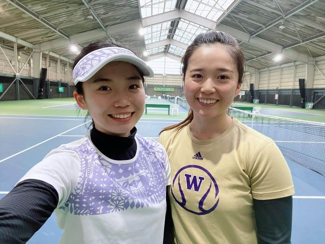 荒川晴菜のインスタグラム：「お姉ちゃんと打ち納め🎾 今年はお互い大変なこといっぱいあったけどそれ以上にいっぱいありがとう😌💕 オフ楽しむぞーう😆 #お餅たくさん食べるんだ」