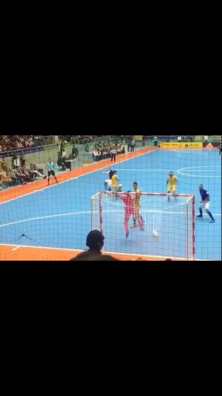 アレッサンドロ・ローザ・ヴィエイラのインスタグラム：「Bom dia! 🌞 🥅✅  Drible “Falcão” e gol no Mundial 2016!  Brasil 🇧🇷 x Australia 🇦🇺」