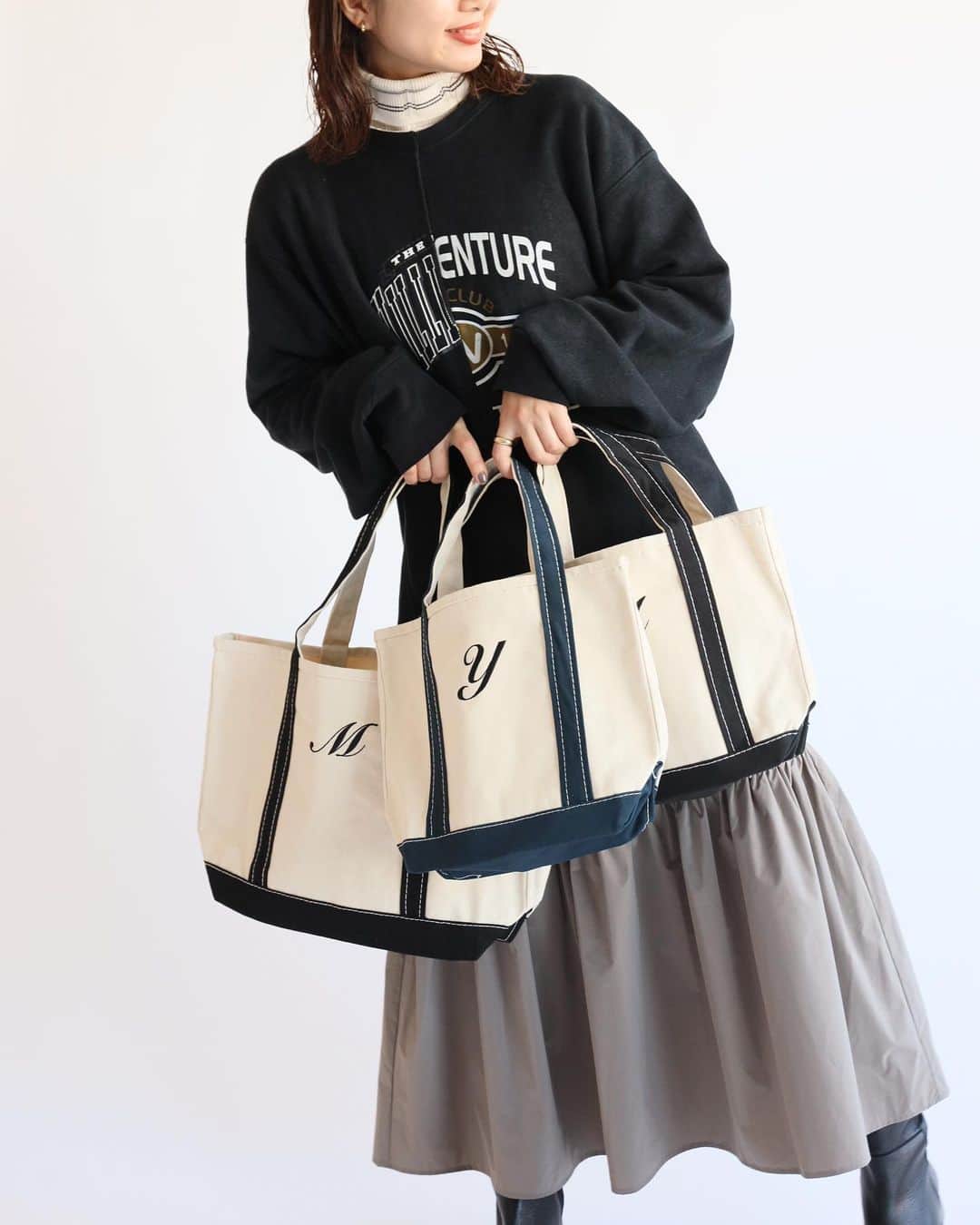 のインスタグラム：「\ new arrivals /﻿ ﻿ 店舗限定イニシャルトートバッグ！﻿ サイズはSとMの2サイズ、﻿ ブラックとネイビーの2色をご用意！﻿ ﻿ プチギフトや自分へのプチご褒美にぴったりの1枚です◎﻿ ﻿ 是非お近くの店舗にてご覧ください。﻿ ﻿ ﻿ ﻿ ✔︎ｲﾆｼｬﾙﾄｰﾄ(S)﻿ ¥3,520 in tax﻿ No.20092462900040	﻿ ﻿ ✔︎ｲﾆｼｬﾙﾄｰﾄ(M)	﻿ ¥4,180 in tax﻿ No.20092462900140﻿ ﻿ ﻿ ﻿」