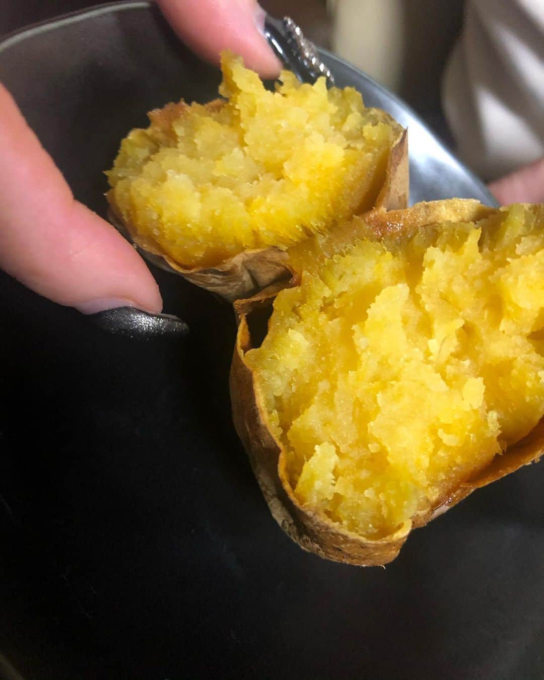 中野みやびのインスタグラム：「やきいも！！！  #やきいも #焼き芋 #yellow #黄色 #紫 #purple #いも #美味しい #さつまいも #好物 #love #very #good #中野みやび #みやび」