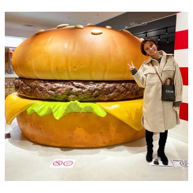 のインスタグラム：「#2020 今年もありがとうございました☺️🙏 コロナにはじまりコロナに終わる、、 誰もが想像しなかった年になったと思います。 . 私もお仕事にも私生活にも色々影響はあったものの 赤maruの生放送が変わらずあったことが 唯一の救いでした。 テレビをつければ、不安になるような情報だらけの中、 赤maruぐらいはリスナーさんに変わらない日常を、 くだらないことでゲラゲラ笑える日常を届けたいと 毎日強く思い、自分自身の仕事への向き合い方も見直して 改めて仲間と良い番組づくりに励みました。 変わらず支えてくれたリスナーさん、 ありがとうございました☺️👍 . 2021年も良くも悪くも想像のできない日々が 待っていると思いますが、 私らしく。いきます。 好かれるのも私。嫌われるのも私。 どんな時もまっすぐ温かく生きていきます❄️ 応援してくださっている方々には ありがとうでは足りないほど、感謝しています。 来年こそ、あなたがあなたらしく生きられますように☺️ 私がひっぱっていくからね👍💋 . 赤松悠実」