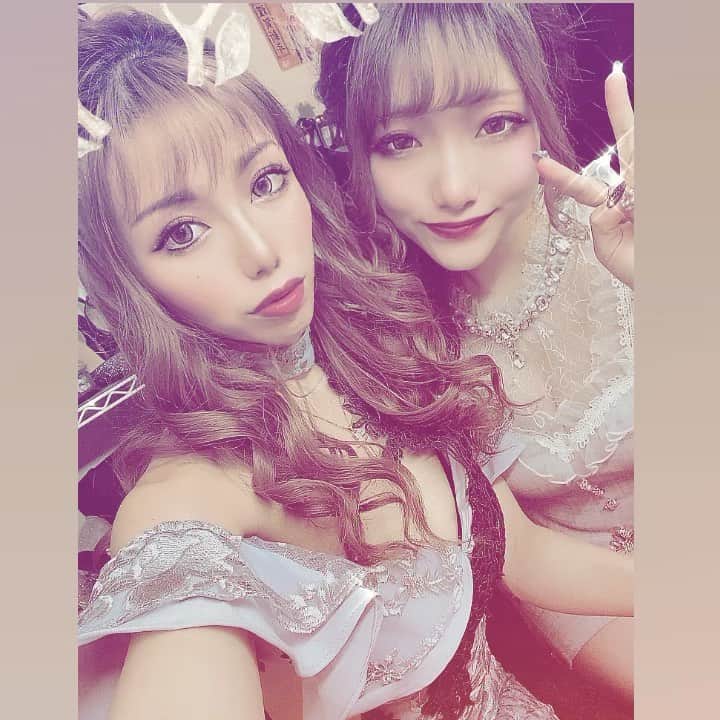 あゆかのインスタグラム：「今日で仕事納め！！ 18連勤頑張ったけど、 今年は元気が有り余ってる！！笑 今年はインスタ頑張ってよかったし 成長できた一年でした！！ 来年から一からスタートきって やりたいことノートを全制覇 することが目標💛 今年１年お疲れ様でした🥰 誰か飲みきてくれるよね？笑  .  .  #千葉キャバクラ#千葉富士見キャバ嬢#千葉富士見町キャバ嬢#千葉富士見キャバクラ#arドレス#ジュエルズドレス#オンラインキャバクラ#ファッション好きな人と繋がりたい#ヘアメイク#お家スタイル#息してる？#followｍe4 #follow4like#followtrain」
