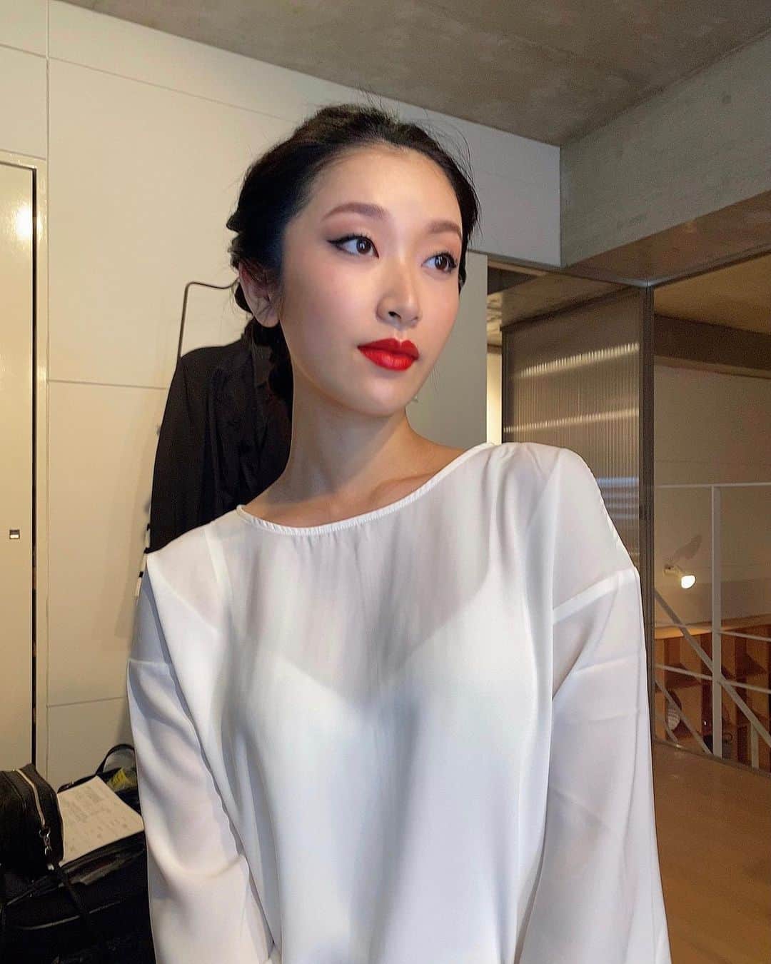 恵里花のインスタグラム：「今年のお仕事納めは﻿ メイクアップアーティスト﻿ @takaakitamura_mua さんによる﻿ @guerlain コスメHOW TO動画のモデル出演でした💄﻿ 華やかでエレガンスなメイクルックが﻿ 盛り沢山なのでお楽しみに🎵﻿✨ ﻿ 来年も色んなお仕事に挑戦していきますので﻿ 今後ともよろしくお願いします☺️🙏🏼﻿ みなさんも良い年をお迎え下さいませ🕊🌅﻿ ﻿ #GUERLAIN #メイク動画 #メイクモデル #仕事納め」