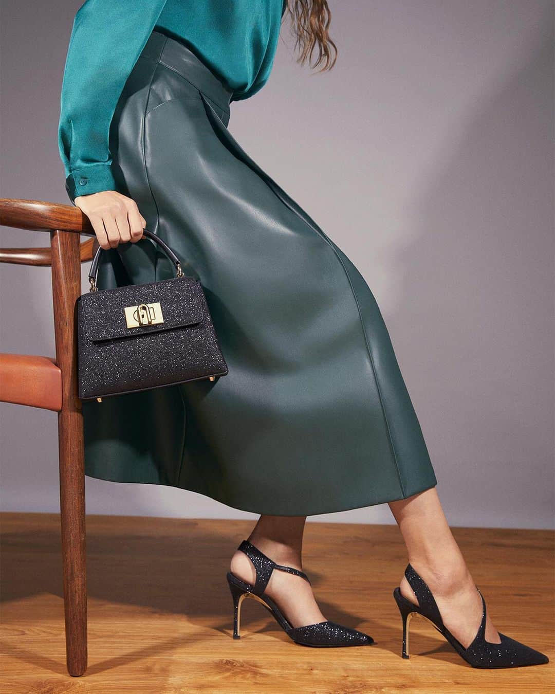 フルラのインスタグラム：「Indulge in glitter this New Year's Eve with a shimmery Furla 1927 and the Furla Code Slingback. Check the link in our bio.  #thefurlasociety #furlafeeling #furlagift #newcollection #furla #accessories #fashion」