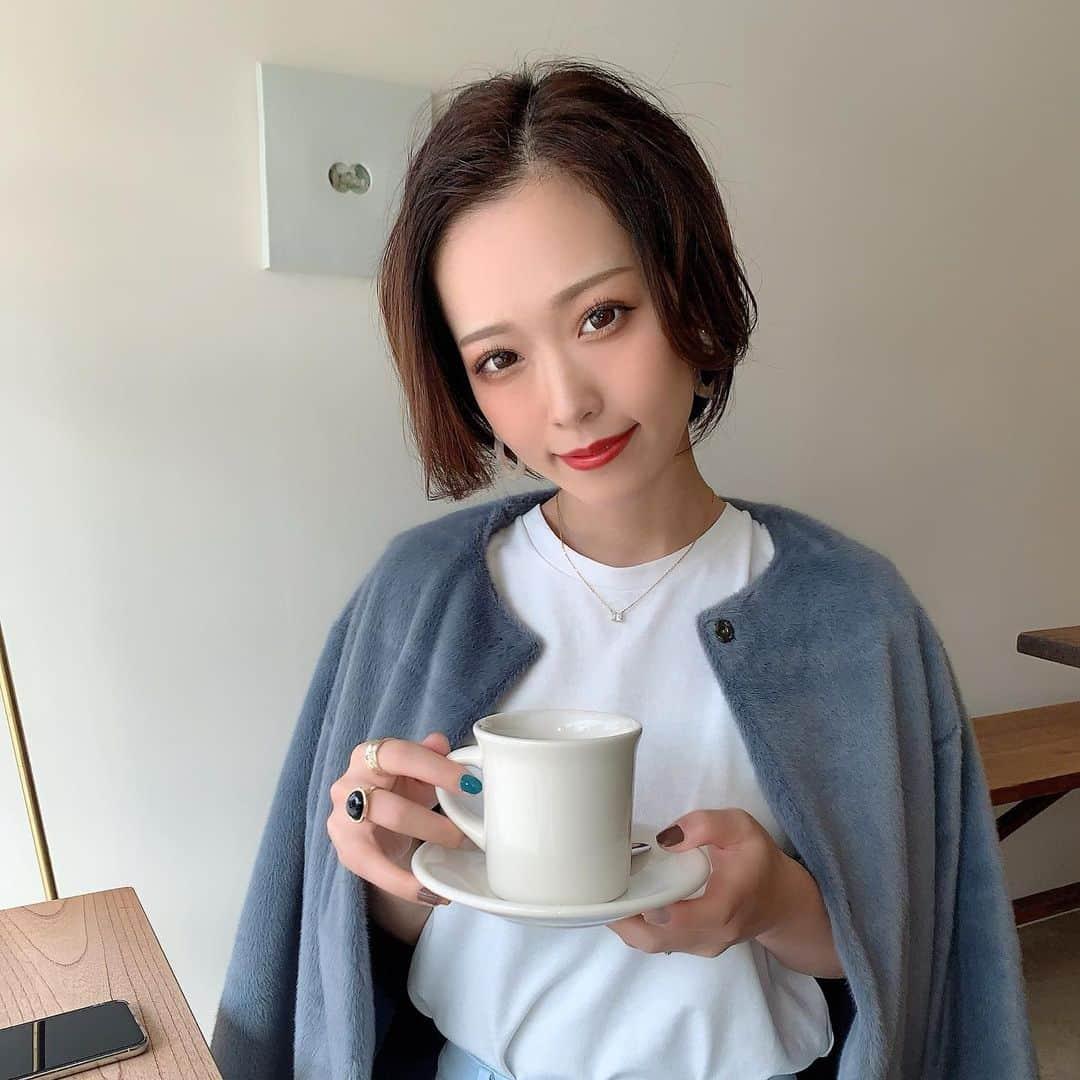 こっちゃんのインスタグラム：「Sixth or Third Coffee Stand☕️ 総曲輪にあるカフェ😊 ホットチョコレートが美味しすぎる…💓  #sixthorthirdcoffeestand   . . . . . . . . . . . . .  #富山カフェ #おしゃカフェ #富山旅行  #サロモ  #関西サロモ #ヘアアレンジ  #ショートボブ  #撮影 #セルカ #カラコン #メイク #ショートヘア #イエベ  #難波 #ハンサムショート  #梅田 #메이크업 #ハンサムショート女子  #ショートヘアアレンジ  #カット #カラー #셀카  #ショートボブ #미용 #좋아요 #ピアス #富山 #富山美容室」