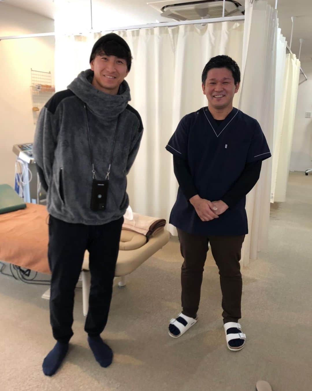 武岡優斗さんのインスタグラム写真 - (武岡優斗Instagram)「毎年恒例。  京都に帰省すると 必ずこの方に診てもらいます。  高校の先輩である @shuntakoba くんに！！  学年はかぶってませんが、もう18年の付き合いです笑 お互い歳取りましたな…という話になりました笑  いつも無理難題をしっかり聞いてくれてます笑 感謝感謝です！ この日もその前も笑  皆さんもぜひ^ ^ @shunta_shinkyu_seikotsu  @shuntakoba   さらに 美容の店舗もあるんです笑 気になる方はぜひ笑 @__plusbeauty__   こばくんの娘さん… めたんこ可愛かったなー！  こばくん いつもありがとうございます♪  #大谷高校 #大谷高校サッカー部 #先輩なのに先輩じゃないみたい #昔から優しいこばくん #今となっては #治療家 #美容の店舗もあるんです #気になる方はぜひ #しかし #寒波怖いなー #皆さんくれぐれも気をつけて #現場からは以上です🙏」12月30日 21時39分 - yuto_takeoka17