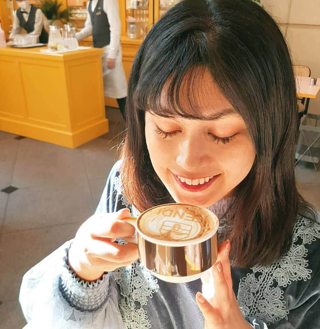 菅ハンナのインスタグラム：「Chill ☕📯  #fendicafe  #fendiカフェ  #表参道カフェ  #表参道カフェ巡り  #年末年始の過ごし方  #いいね返し  #いいね希望  #followbacknow  #f4l  #f4ffollowforfollow」