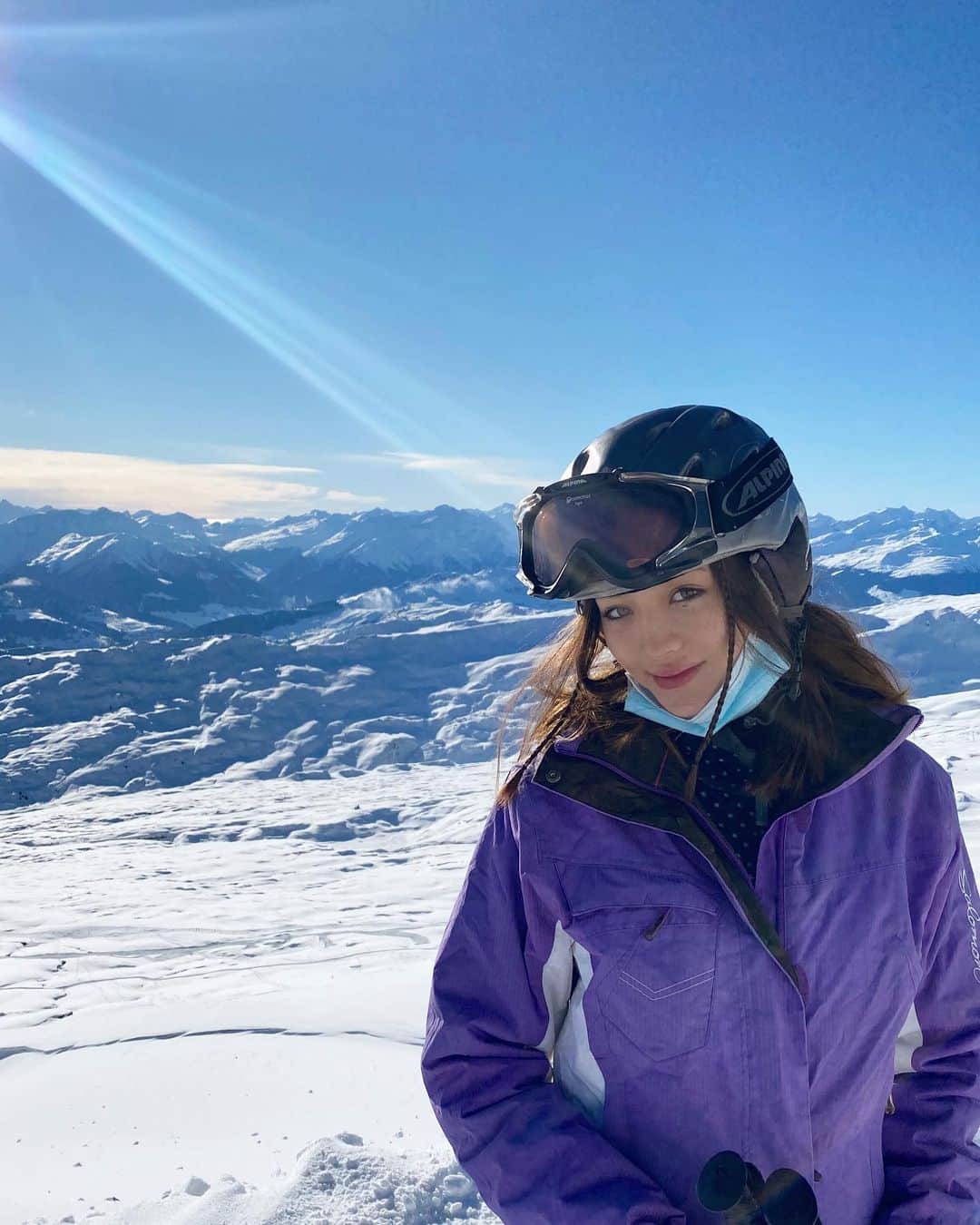 サクラ・キルシュさんのインスタグラム写真 - (サクラ・キルシュInstagram)「🌨❄️☃️  バケーションです！スイスのラークスと言うところでスキーしています🎿人も少なく空気が綺麗ですごくリフレッシュ。ゴンドラ(リフト)ではしっかりマスクしています。 スイスの山がきれいに見える⭐️ 皆さんはスキーそれかスノボ？ . Skiing in laax and enjoying the mountains. It was a great view on the mountains and the snow was very nice :)  . #ski #skiing #sunnyday #sunny #alps #switzerland #swissalps #snow #snowymountains #mountains #mountainview #beautiful #beautifulnature #🎿」12月30日 21時52分 - sakura_kirsch