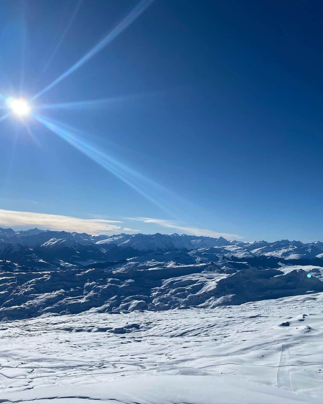 サクラ・キルシュさんのインスタグラム写真 - (サクラ・キルシュInstagram)「🌨❄️☃️  バケーションです！スイスのラークスと言うところでスキーしています🎿人も少なく空気が綺麗ですごくリフレッシュ。ゴンドラ(リフト)ではしっかりマスクしています。 スイスの山がきれいに見える⭐️ 皆さんはスキーそれかスノボ？ . Skiing in laax and enjoying the mountains. It was a great view on the mountains and the snow was very nice :)  . #ski #skiing #sunnyday #sunny #alps #switzerland #swissalps #snow #snowymountains #mountains #mountainview #beautiful #beautifulnature #🎿」12月30日 21時52分 - sakura_kirsch