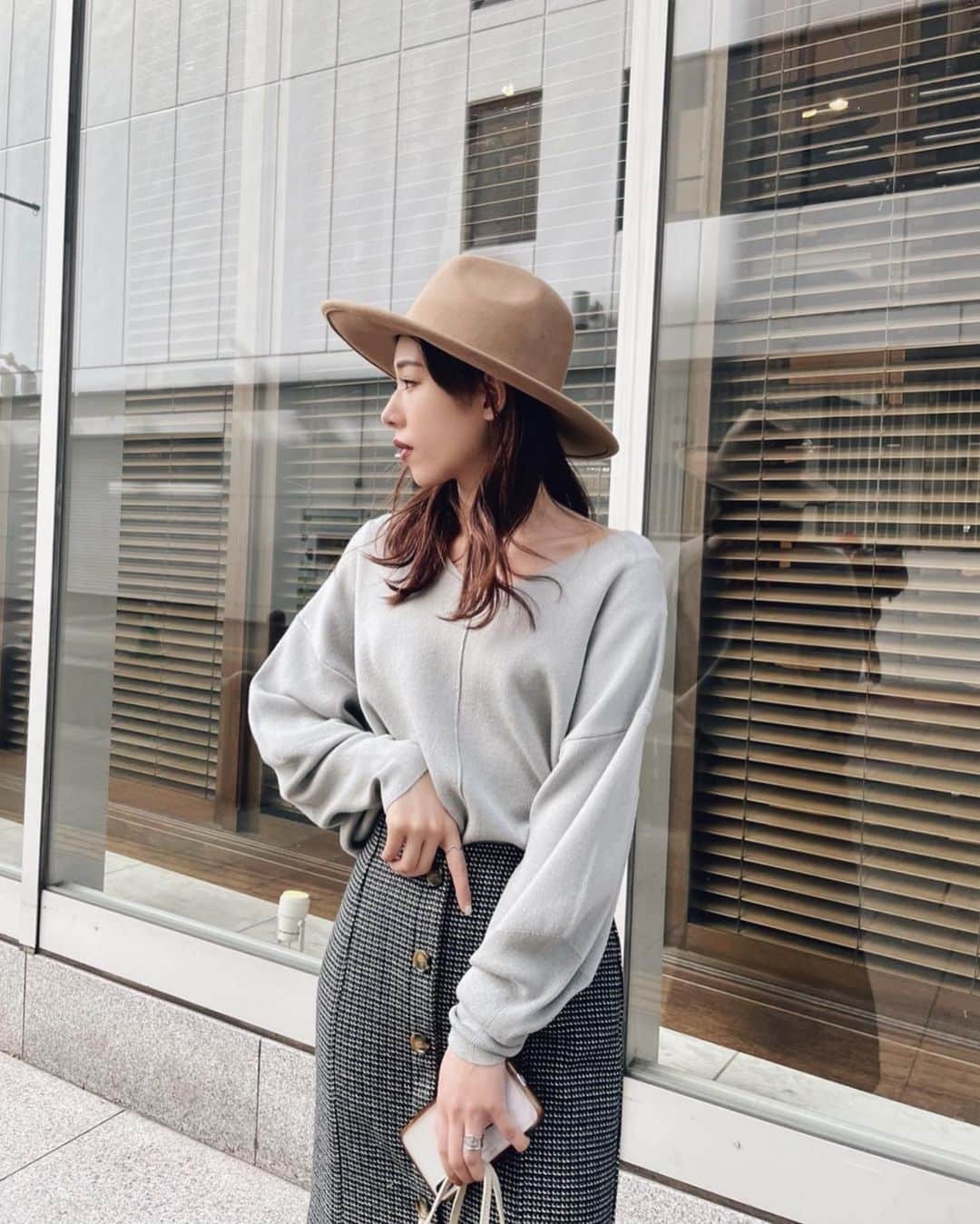 上地雅弥 MURUAのインスタグラム：「あとからジワジワきて買ったVネックニット💁‍♀️♡ 今だけ¥3,900(+tax)でお買い求めいただけます。。！ . 明日は全員出勤🏃‍♀頑張ろー️🏃‍♀️！ パルコは18時までの営業時間になっております✨ . . #murua #murua_official #murua_by_staff #ボリュームスリーブvネックニット」