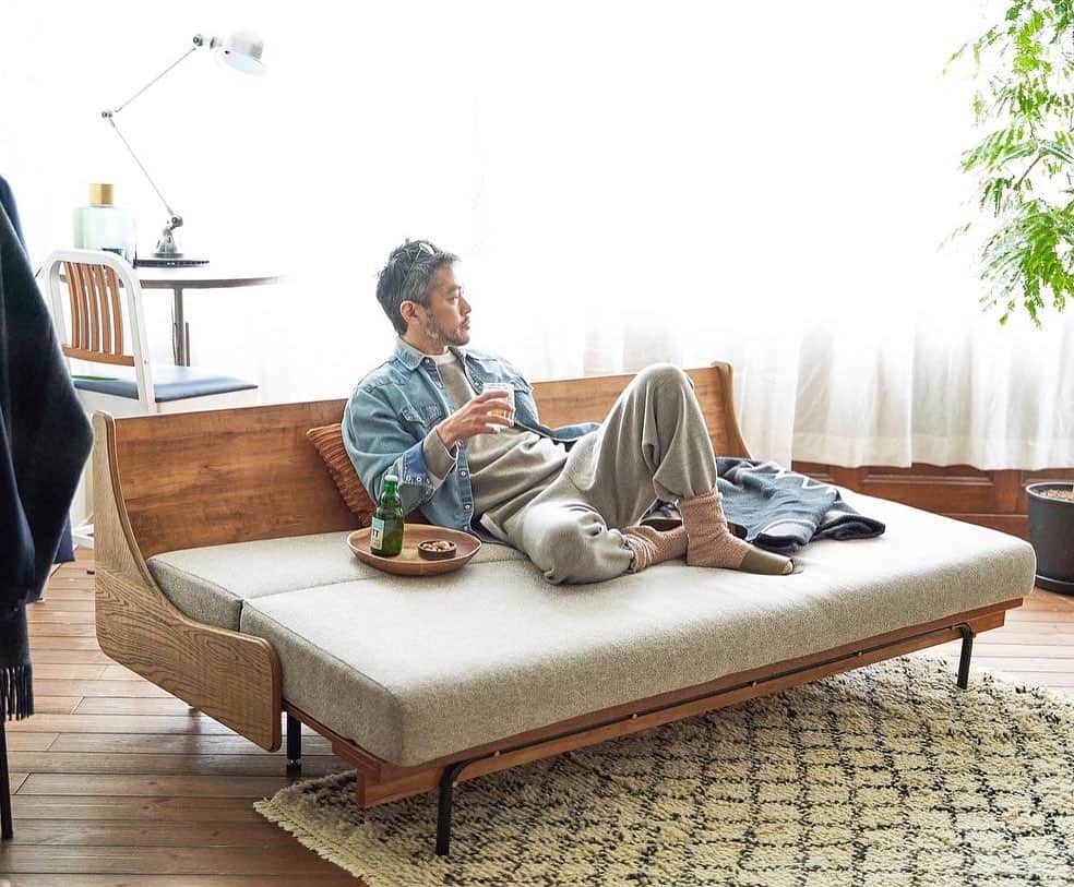 journal standard Furnitureさんのインスタグラム写真 - (journal standard FurnitureInstagram)「【RECOMMEND ITEM】﻿ ﻿ " HABITAT SOFA BED "  心地よい暮らしに必要なソファ。 座ったり、寛いだり、寝てみたり、、、 生活の中でのソファの使い方は様々です。  そんな使い方を実現してくれる、 住処という意味を持つ"HABITAT SOFA BED"  「座り心地」はソファ選びの中でも、大切なポイント。 シングルサイズのライトウェーブ® 素材のマットレスを そのまま使った、広々とした座面が特徴的。 膨大な数の樹脂のスプリングが、身体をしっかりと支えて くれます。 強い反発力で身体の沈み込みをおさえて最良な寝姿勢を 保つので座り心地はもちろん、寝心地の良さも抜群です。  こだわりのデザインはどの角度から見ても美しく、 細かなディテールこそが“モノ”の良さを最大限に引き出しています。  日々の疲れを癒やし、快適にしてくれること間違いなしです。  HABITAT SOFA BED ¥200,000+tax ﻿ support by @edifice.jp  @kon_nooo  @edifice.psg.tokyo   #journalstandardfurniture  #acmefurniture #baycrews #furniture #interior #sofa #bed」12月30日 21時53分 - js_furniture