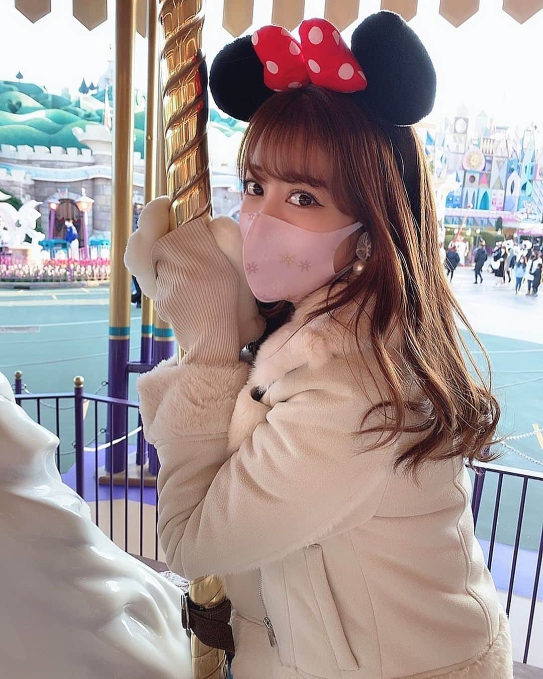 薄井美樹のインスタグラム：「．     今年もあと少し🎠💕    3枚目ははづきち撮りながら にやにやしてるとこ🤣🤣     ．」