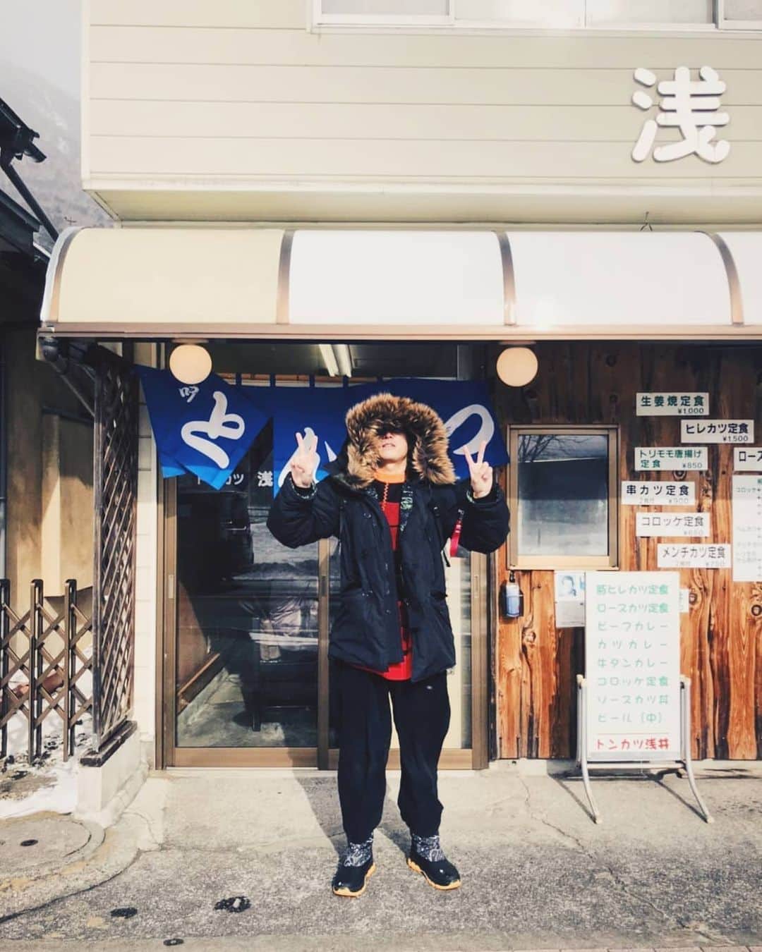 梅川壱ノ介（舞踊家）のインスタグラム：「𝙒𝙝𝙖𝙩 𝙄 𝙘𝙖𝙣 𝙙𝙤 𝙣𝙤𝙬 ￣￣￣￣￣￣￣￣￣￣￣￣￣￣￣￣￣￣￣￣￣￣￣ 日光での一枚。　 ここのソースカツ丼、めっちゃ美味しかったです👍  本日、年内最後のYouTubeをアップしました❗また違った壱ノ介を楽しんで頂けたら、嬉しいです🙇  是非、ご覧ください。 チャンネル登録、グッドボタン、コメントもお願いします🙇✨  YouTube チャンネル名　Ichinosuke https://youtu.be/eWfe10wlhgk  それじゃあ、みんな、次回までハピネスねー☆  #梅川壱ノ介 #日本舞踊 #舞踊家 #伝統芸能 #日本文化 #にほん #伝統美 #日本の四季 #日本の美 #自然 #素敵な夜を #星に願いを #YouTube #ユーチューブ #過ごし方 #日光 #浅井精肉店 #ソースカツ丼 #今自分にできること」