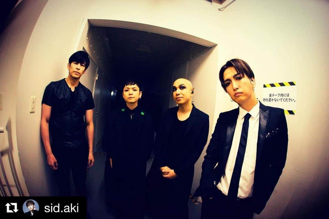 宮上元克のインスタグラム：「また来年“生”で会いましょう！ #Repost @sid.aki with @get_repost ・・・ 今年もお世話になりました^_^ みなさん良いお年をお迎えください^_^ たくさん音楽できて良かったな、応援ありがとう📣 #SID #AKi #明希」