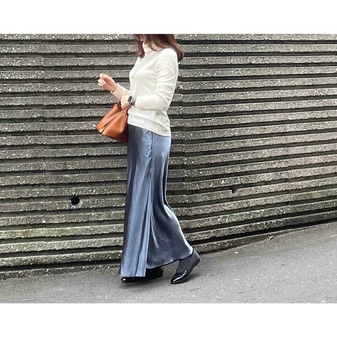 htrkmkのインスタグラム：「旅行2日目　  1日目がblack x grayだったので 2日目はwhite x blueの優しげカラーに💙  UNIQLOのカシミヤニットは 毎年この季節ヘビロテしてるけど コンサバなアイテムなので Lサイズで、コンサバ感を軽減！  31日まで3,000円OFFのセール価格で 毎年年明けには半額になるけど ものすごい争奪戦なので 人が少なく、色数もある今の方がお買い得なのかも😂  アイテム詳細は @htrkmk プロフ欄リンクのブログに書いてます  #uniqloニット族  #ユニクロニット族  #ユニクロニット  #カシミヤクルーネックセーター   #モンクレールダウン  #エルミンヌ  #サテンスカート #ピコタンロック  #シャネルバレリーナ  #バレリーナシューズ  #高見えプチプラファッション  #綺麗めカジュアル」