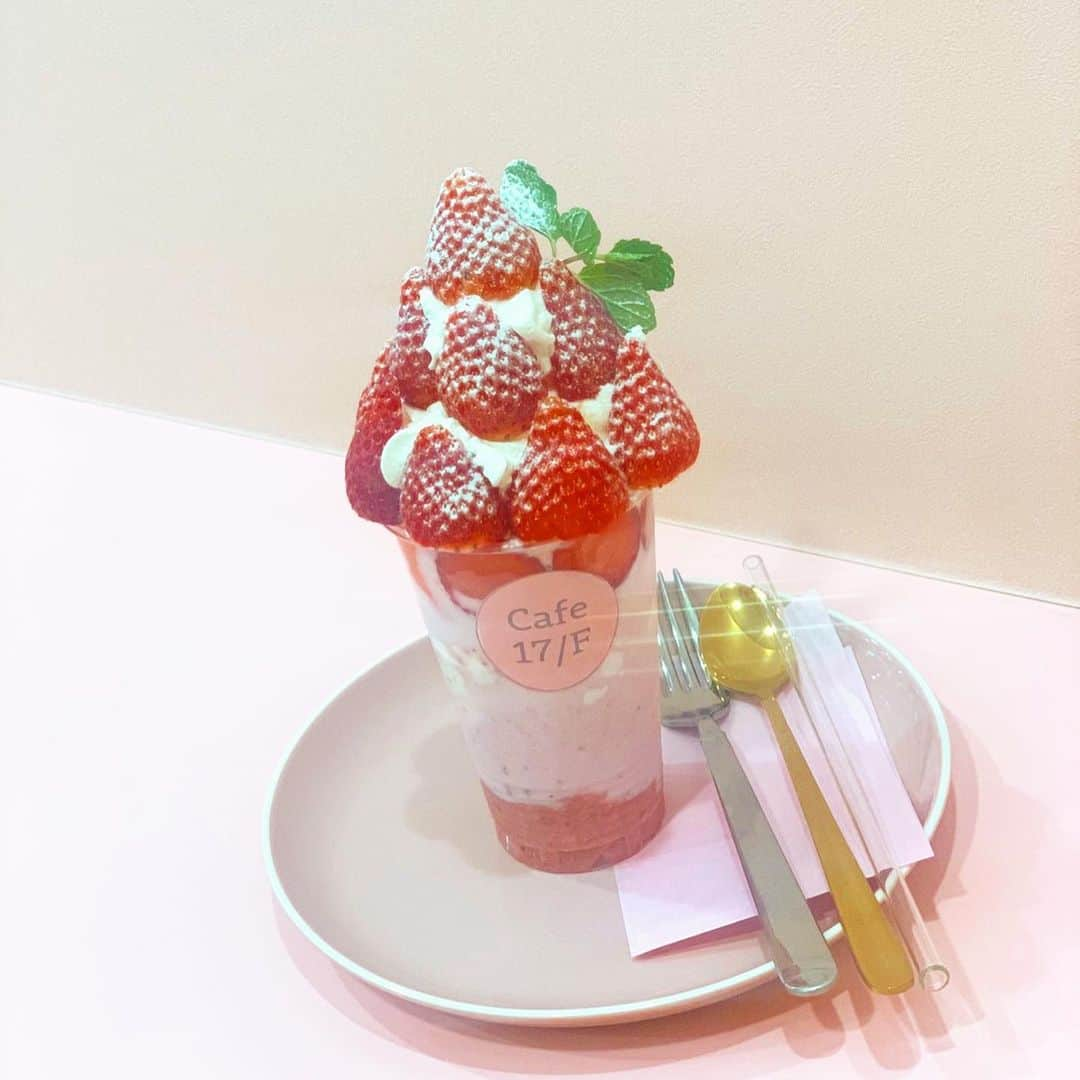 柴小聖さんのインスタグラム写真 - (柴小聖Instagram)「お店からメニューが全て可愛い  Cafe 17/Fさん🍓 大好きないちごをめいいっぱいおいしく可愛く食べられるお店☺️💓  お持ち帰りでも可愛い💕  いちごボンボン🍓  #photooftheday #instagood #ootd #followme #likeforlike #like4like #follow4follow #followforfollow #f4f #粉我 #动漫 #时装 #好吃 #赞 #偶像 #광고 #필름사진  #cafe #restaurant #happy #foodstagram #cafestagram #cafe17f #早稲田スイーツ #早稲田カフェ #いちごスイーツ #インスタ映えスイーツ #インスタ映え #pr」12月30日 21時49分 - konona.official