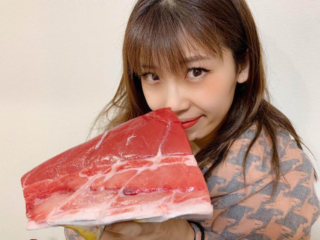 中村愛さんのインスタグラム写真 - (中村愛Instagram)「🐟♡ ・ ・ ・ #マグロ #メバチマグロ  何キロ⁉️めちゃくちゃどちゃくそもらいました‼️  誰に⁉️  そう #豊洲市場 で働いてもいるサモさん。 今年は事務所の垣根を越えてコンビでTV📺に出させてもらえて、ありがたやー🙏でした。  #今くら #ラジオあるある  明日もたくさん食べるぞ。」12月30日 21時50分 - nakamuramura_ai