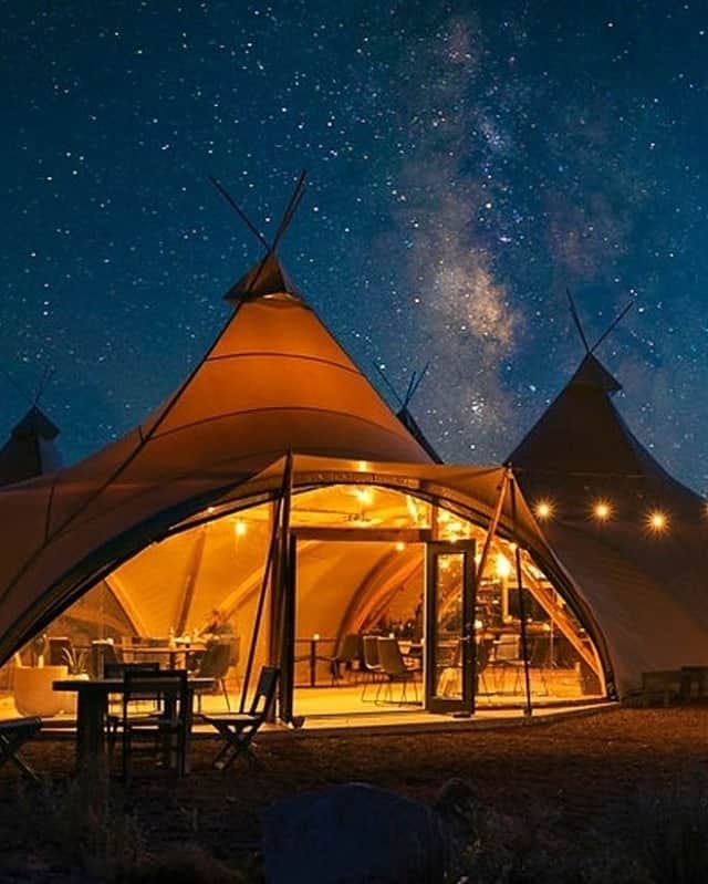Lonely Planetのインスタグラム：「Located about 25 minutes south of the Grand Canyon's South Rim in Valle, Arizona, is this amazing campground on 160 acres of piñon and juniper forest. ⠀⠀⠀⠀⠀⠀⠀⠀⠀ ⠀⠀⠀⠀⠀⠀⠀⠀⠀ Click on the link in our bio to find out how to warm yourself in a safari-inspired tent under the stars.」