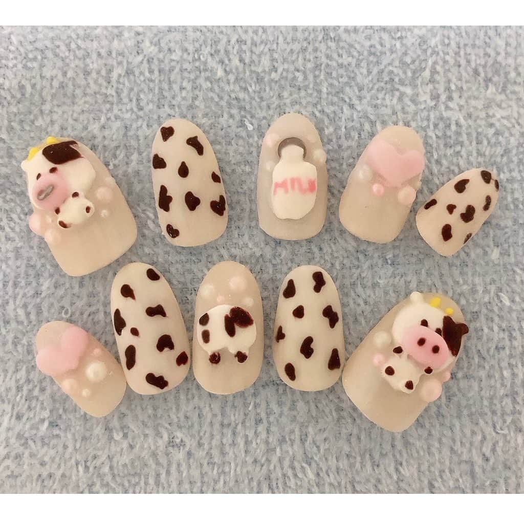 碧波彩さんのインスタグラム写真 - (碧波彩Instagram)「うしネイルを作りました🐮 かわいく出来たよ♡ #牛ネイル #冬ネイル #ネイル #ネイルデザイン　#セルフネイル　#うし  #milk #nail #design  #cow #年越しネイル　#お正月ネイル2021  #2021 #干支ネイル　#干支ネイル2021  #マットネイル　#マットネイルデザイン」12月30日 21時54分 - aonami_aya