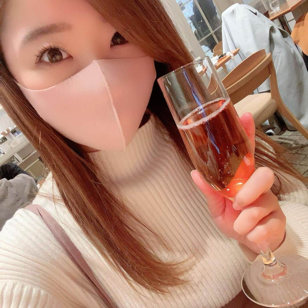 初美沙希のインスタグラム：「美味しかった❤️ また行きたい！ ノンアルコールです🥂 #サラベス　#コース料理 #ランチ #サラベス新宿」