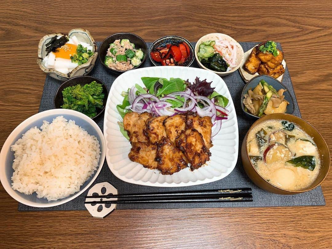 こっちゃんのインスタグラム：「オフ前ご飯🍚 メインは豚の味噌焼き🍴 私菜の花のからし醤油和え大好きなんよねー。 . . . . . . #豚味噌漬け  #味噌焼き #菜の花 #菜の花レシピ #酢の物  #山芋  #おくら  #厚揚げレシピ  #トマト #おうちごはん #夜ご飯 #自炊 #サッカー選手のごはん  #アスリート飯 #いえごはん  #おうち時間 #ふたりごはん  #食卓 #お家ご飯 #よるごはん #晩ご飯 #献立 #献立日記 #アスリート #アスリートご飯 #手料理 #作り置き #副菜」