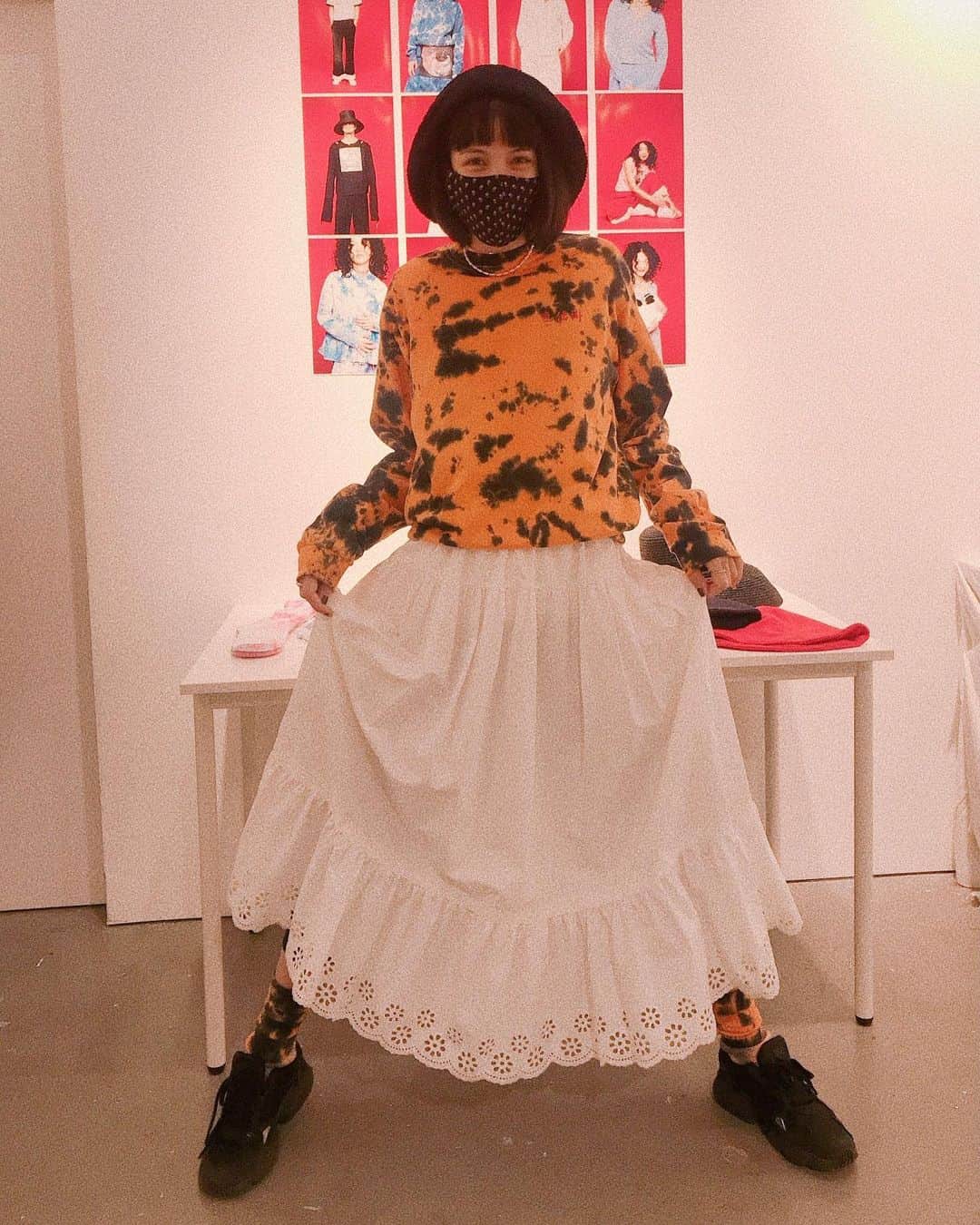 板橋よしえさんのインスタグラム写真 - (板橋よしえInstagram)「. 想い出備忘録📝 @saramary12 手掛ける @irojikake の展示会へ🧡 サラが履いているコットンスカートをオーダーさせてもらいました☺️🙏 コットンスカートが大好きで たくさん持っているのについつい集めてしまう･･･！」12月30日 22時02分 - candy_yoshie