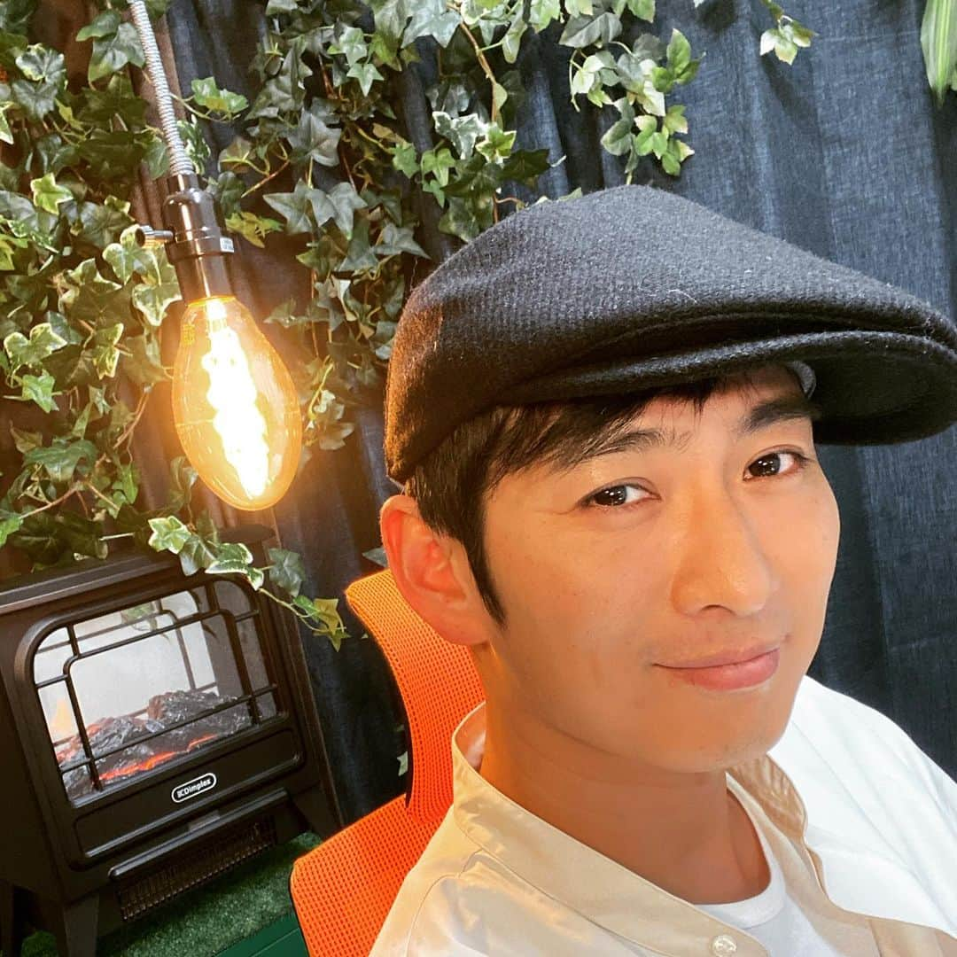 松田悟志さんのインスタグラム写真 - (松田悟志Instagram)「YouTube LIVE『松田悟志のアートな夜 第二夜』が終わりました😎 今回はハプニング続きで結局デザイン画しか描けなかったですが笑、まぁ、そんなところが僕らしいのかもしれないなと妙に納得しています😅✨ 第三夜からはしっかり製作に入りますんでご期待ください✨ これにて２０２０年仕事納め。 みなさま、よいお年をお迎えください✨ ２０２１年も、どうかよろしくお願いいたします☀️」12月30日 21時57分 - matsuda_satoshi1216