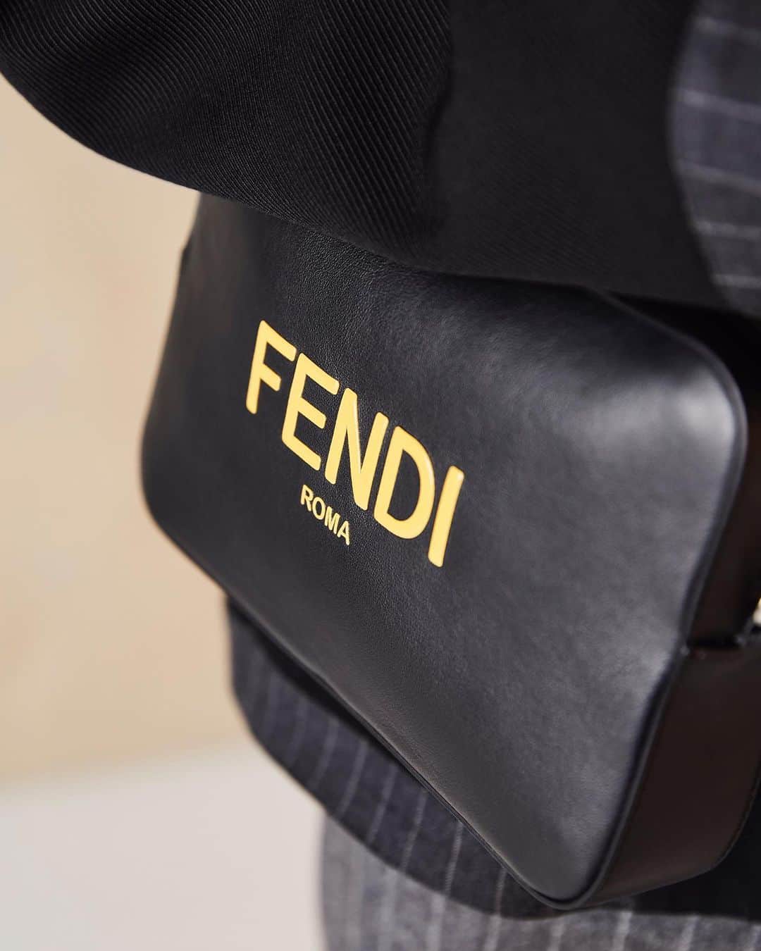 Fendiさんのインスタグラム写真 - (FendiInstagram)「Timeless design with a #Fendi twist — the #FendiFW20 messenger bag makes a statement on the set of the seasonal lookbook photoshoot.   Stylist: @ganio Models: Noah Sapon & Jethro Sapon」12月30日 22時00分 - fendi