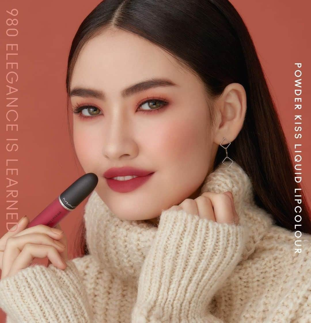 M·A·C Cosmetics Hong Kongさんのインスタグラム写真 - (M·A·C Cosmetics Hong KongInstagram)「蜜桃烏龍新色 #同色系妝藝 懶洋洋嘅假甜美呆萌感🧡 #空氣絲霧唇釉 980 Elegance Is Learned，紅玉烏龍色，瞬間顯白踢走悶愁，甜嫩感爆晒錶💯 充滿 Chill Vibes的假日，以蜜桃粉紅#果凍胭脂 Cheer Up 大範圍暈染雙頰，配合#絲霧眼影 新色A Little Tamed 奶油櫻粉色和 Strike A Pose淺蜜桃色暈染的眼妝，滲透出不經意的美感！ 馬上到官網揀選 Powder Kiss 限量特調套裝 03 - 蜜桃烏龍色，限量50套從速搶購！  🤎#PowderKiss特調新色 12月28日起官網率先限量發售 1月1日起全線門市發佈  Product featured – LIPS/ Powder Kiss Liquid Lipcolour 空氣絲霧唇釉 980 Elegance is Learned – HK$200 EYES/ Powder Kiss Eyeshadow 絲霧眼影 A Little Tamed and Strike a Pose – HK$190 CHEEKS/ Glow Play Blush 果凍胭脂 Cheer Up – HK$240 Looks created by @caroltsuimac @flamesoul @sharonkammac @ooceanmac #輕吻絲霧唇 #MACPowderKiss #MACHongKong  Today I just don't feel like doing anything~ 🧡 Except putting on my pick-me-up makeup! Swipe the new Powder Kiss Liquid Lipcolor in 980 #EleganceIsLearned and transform yourself into a sweet darling instantly! The rose tea hue helps brighten up your complexion and boost up your mood on a lazy day.  Pair with peachy Glow Play Blush in Cheer Up and Powder Kiss Eye Shadow in #ALittleTamed x #StrikeAPose for a monochromatic full-look! Guaranteed to be spotlight-ready even when you are staying home!  Shop the Powder Kiss Limited Special Set 03 - FRUITY BLENDS at your fingertip through our Online Store now!  Shop the new Powder Kiss Collection and the Limited Special Sets now, exclusively available on official Online store from 28-31 Dec. Start your new year with a new look with Powder Kiss!  🤎 Powder Kiss 2021 New Shades: Pre-launch Online from 28 Dec Available in all stores from 1 Jan」12月30日 22時00分 - maccosmeticshk