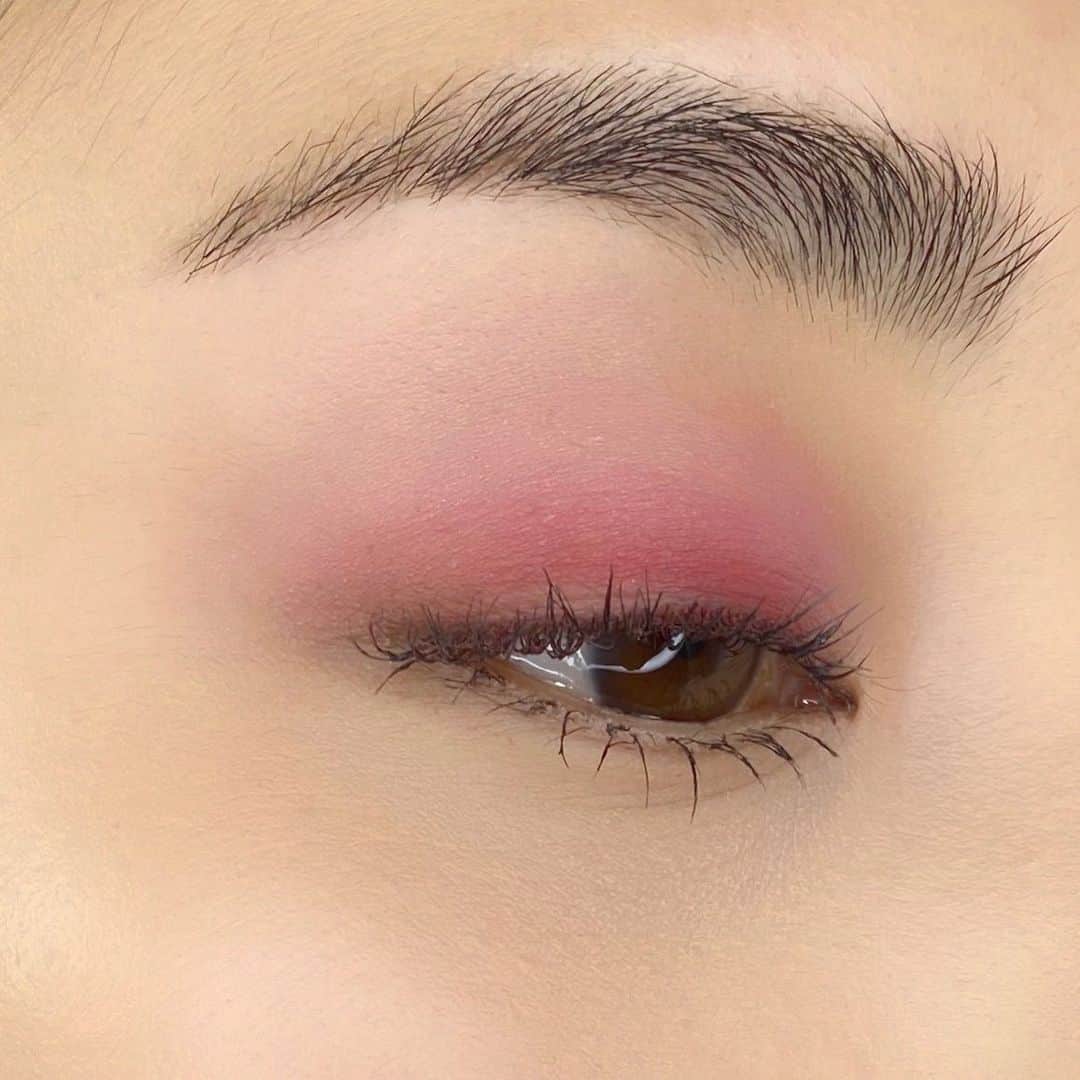 M∙A∙C Cosmetics Japanのインスタグラム：「いつものアイメイクにマンネリの方にトライしていただきたい鮮やかなピンクカラー💭💕ふんわり色づくパウダー キスシリーズはブレンドしやすく、カラーメイクが苦手な方でも簡単に旬の血色メイクをお楽しみいただけます✨ ㅤ ＜使用製品＞ ＊EYES ☑︎パウダー キス アイシャドウ / ア リトル テームド ㅤ #MACPowderkiss #MACパウダーキス」