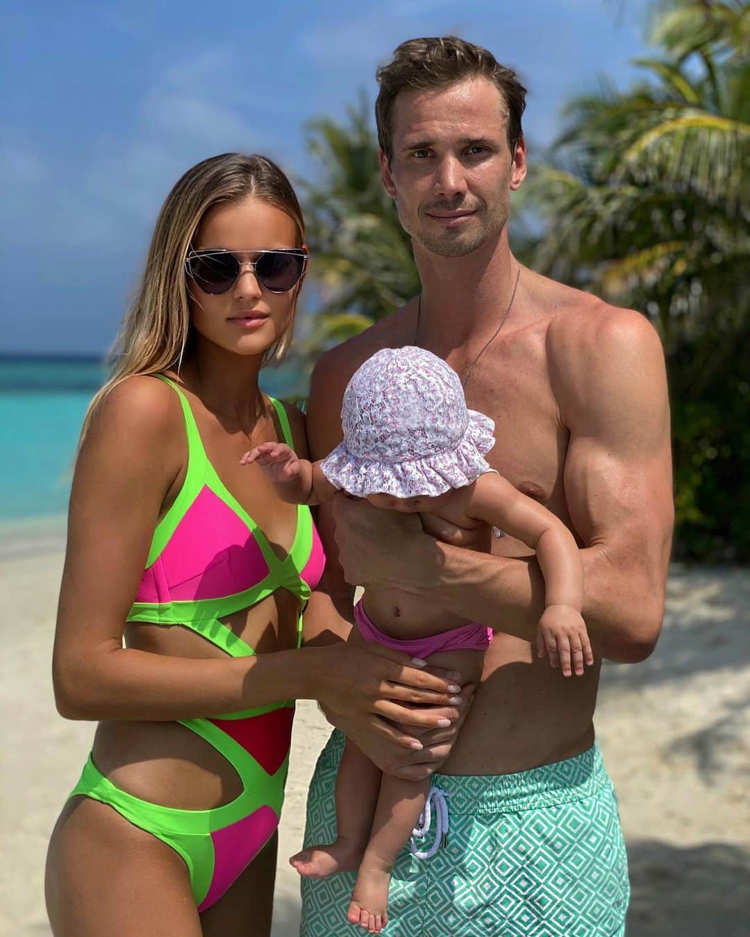 ケイト・グリゴリエヴァのインスタグラム：「F A M I L Y ❤️👨‍👩‍👧🔒」