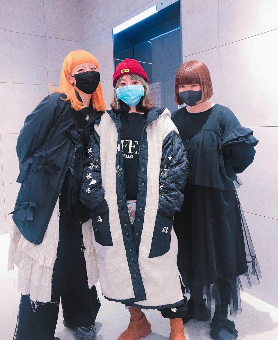 板橋よしえのインスタグラム：「. 想い出備忘録📝 @maatamagosan ちゃん & @ami_onuki ちゃんとkanda keisukeさんの展示会へ。 亜美ちゃんと展示会に行くときは、亜美ちゃんに似合うアイテムを見つけるのが密かな楽しみなんだ～☺️ まあちゃんとはお揃いのアイテムをオーダー。娘との公園遊びのときに大活躍してくれそう😌 ひさしぶりに会えた神田さんは相変わらず優しくって面白くって楽しかったー！」