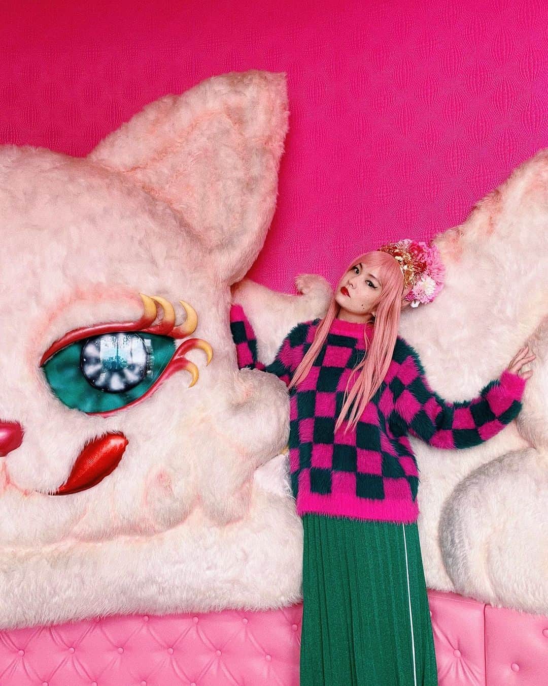 板橋よしえのインスタグラム：「. 想い出備忘録📝 モデルとしての出演だけではなく、撮影のディレクションからスタイリングまで手掛けてくれた @akimoto_kozue ちゃん🙏🙏🙏 プライベートも仕事もいつもどんなときも助けてくれてどうもありがとう😭❤️  この日撮影に参加していた娘。 いないな～と思ったら、カメラマンの前澤さんと写真チェックしてた😂」