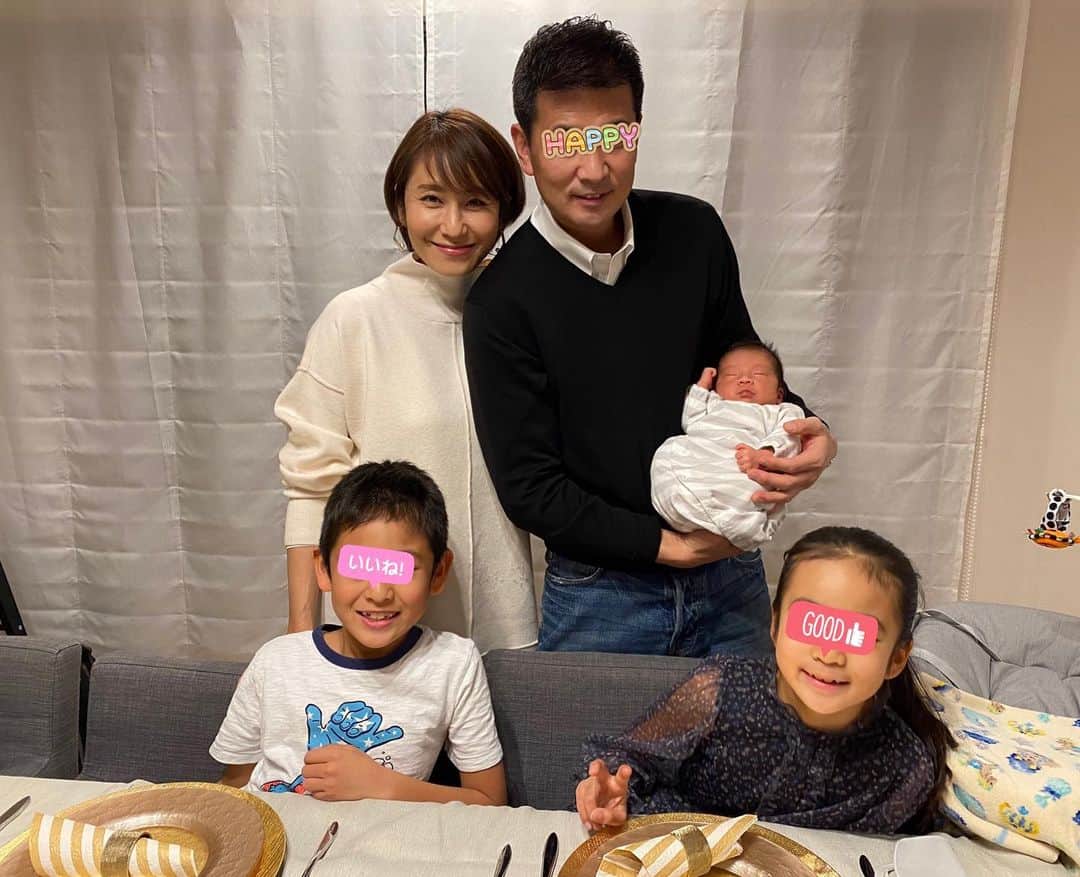 森上亜希子のインスタグラム：「昨年の今頃は2020年がこんな一年になるなんて、全く想像もしていなかったけど、全世界が本当に大変な一年になりました。 私にとってはコロナ禍で今、自分に出来る事、家族との絆など本当に色んな事を考えさせられる一年となりました。  来年は1人でも多くの人に笑顔が戻り、平和で穏やかな日々が戻ってくる事を切に願っております。  皆様、どうぞ良いお年をお迎え下さい。  #2020 #ありがとうございました #2021 #笑顔が戻りますように #平和な日々が戻りますように  #感謝 #テニス #tennis #3人のママ #3人育児」