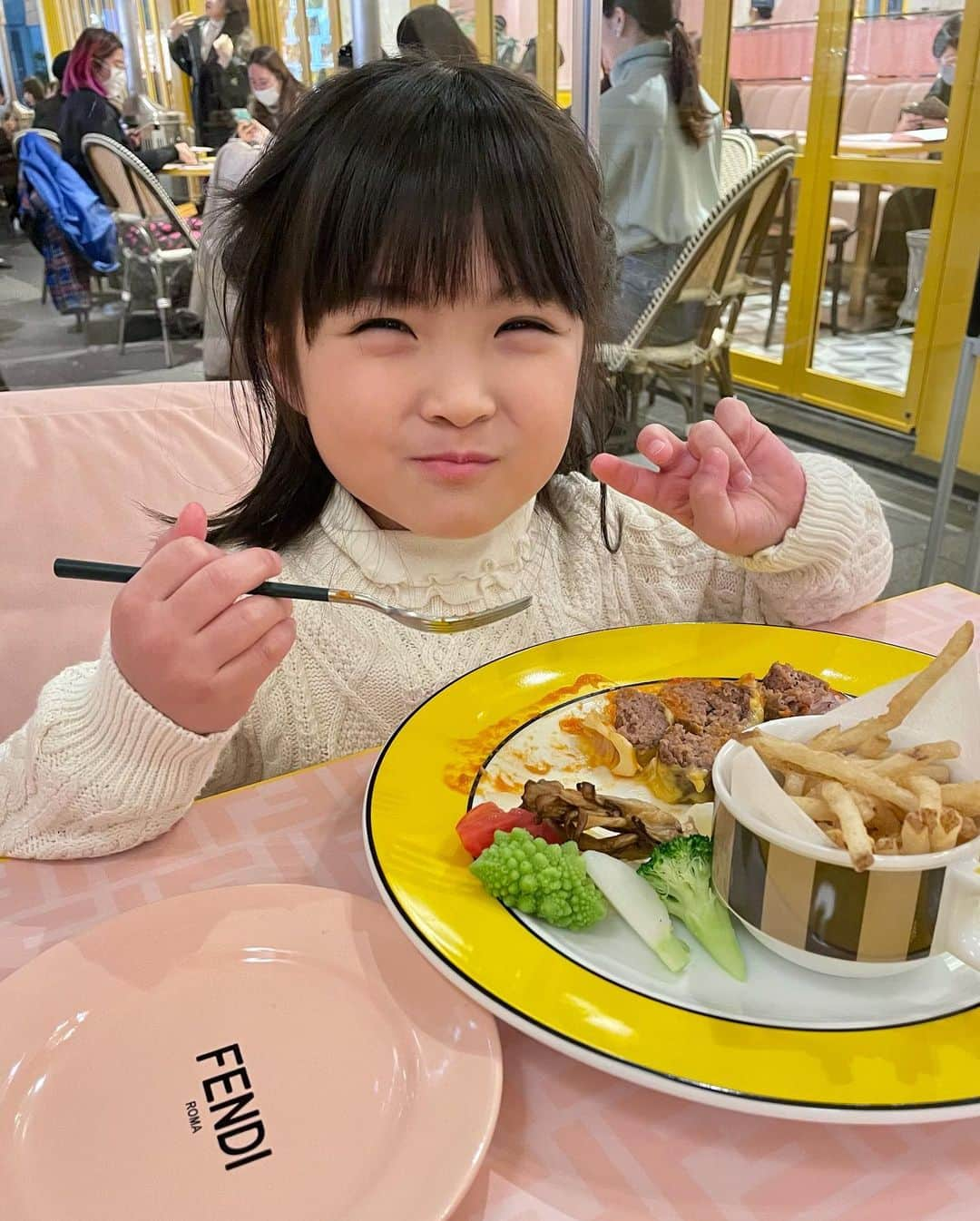 蜂矢有紀さんのインスタグラム写真 - (蜂矢有紀Instagram)「💛💗🧡 ・ 来春には🌸小学生になる娘👧 女子トークしながら🗣💕 ← こうしてオシャレカフェ巡りしたり ショッピングしたり楽しみだなぁ🥰 ・ FENDI CAFE☕️2月まで期間延長 されるみたいですね🎉✨ ・ coat … #maxmara @maxmara knit / bag / boots … #fendi @fendi skirt … #zara @zara  ・ #fendicafe #aniversairecafe #2020 #フェンディ #フェンディカフェ #アニヴェルセル表参道 #カフェ巡り」12月30日 22時03分 - yuki.h1218