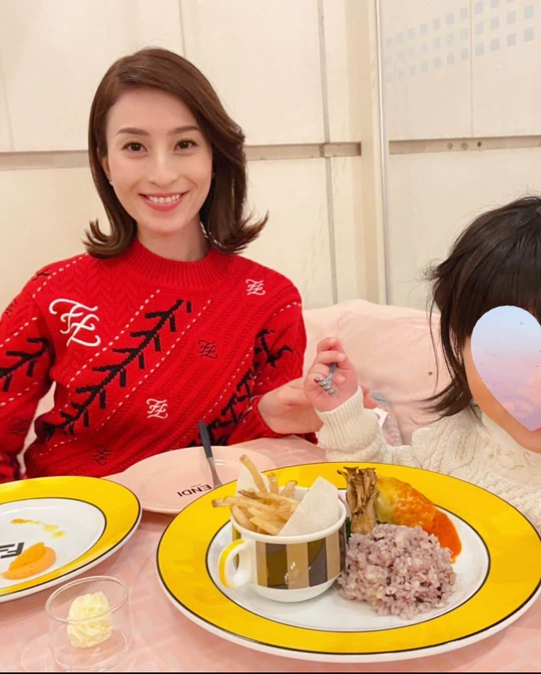 蜂矢有紀さんのインスタグラム写真 - (蜂矢有紀Instagram)「💛💗🧡 ・ 来春には🌸小学生になる娘👧 女子トークしながら🗣💕 ← こうしてオシャレカフェ巡りしたり ショッピングしたり楽しみだなぁ🥰 ・ FENDI CAFE☕️2月まで期間延長 されるみたいですね🎉✨ ・ coat … #maxmara @maxmara knit / bag / boots … #fendi @fendi skirt … #zara @zara  ・ #fendicafe #aniversairecafe #2020 #フェンディ #フェンディカフェ #アニヴェルセル表参道 #カフェ巡り」12月30日 22時03分 - yuki.h1218