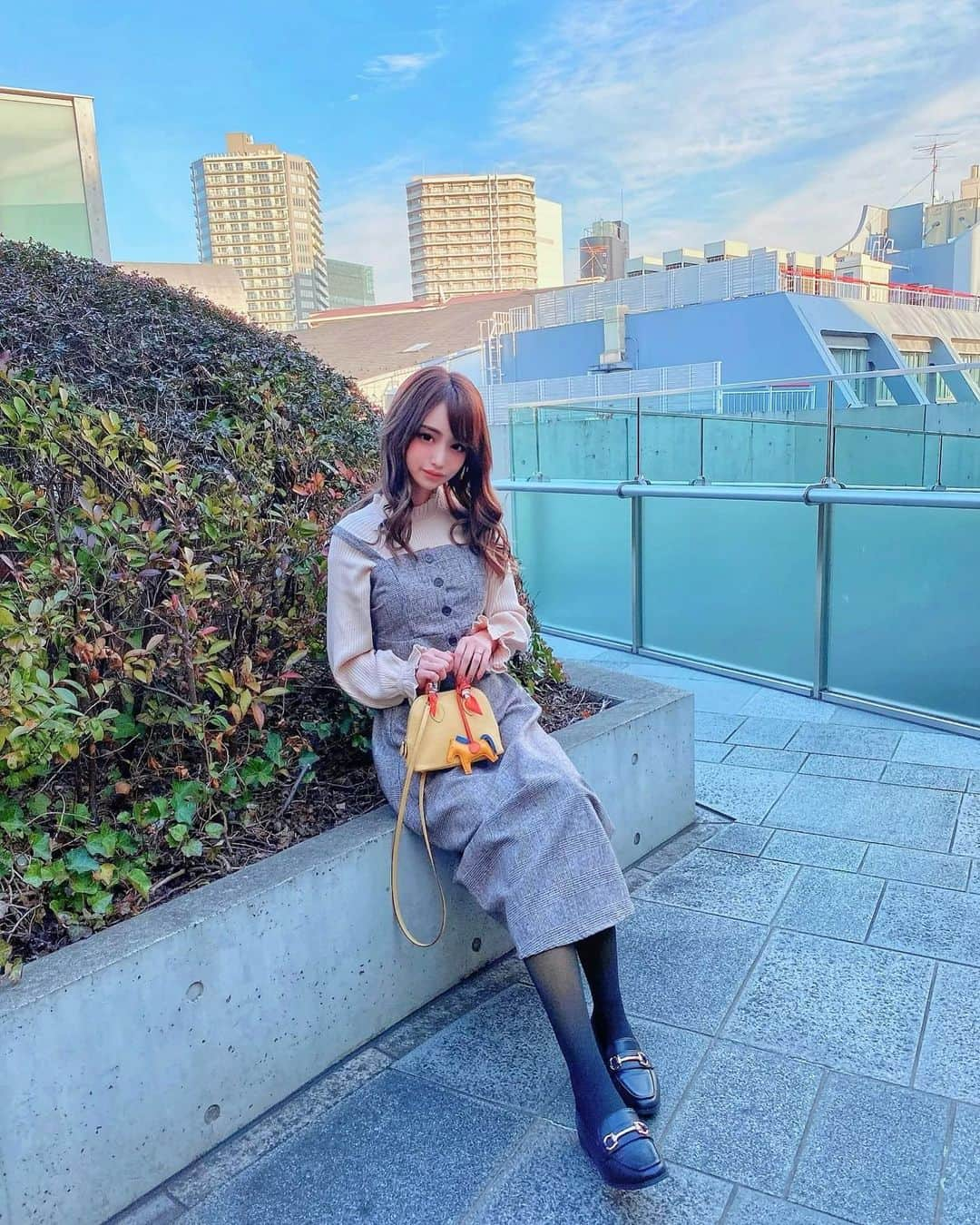 サキ吉さんのインスタグラム写真 - (サキ吉Instagram)「年の瀬って感じ🥺 やる事多くてバタバタ💦💦💦 大掃除間に合わないよー😭💥 ． この日着てたセットアップとトップスは @grl_official  プチプラなのに褒められるのが嬉しい💓 ． タイツは裏起毛でモコモコ暖かい❤️ ． #ootd #grl  #グレイル #プチプラコーデ  #冬コーデ #hermes  #エルメス  #ボリードミニ  #bolide #bolidemini  #ロデオチャーム #rodeocharm」12月30日 22時04分 - sakikichi1201