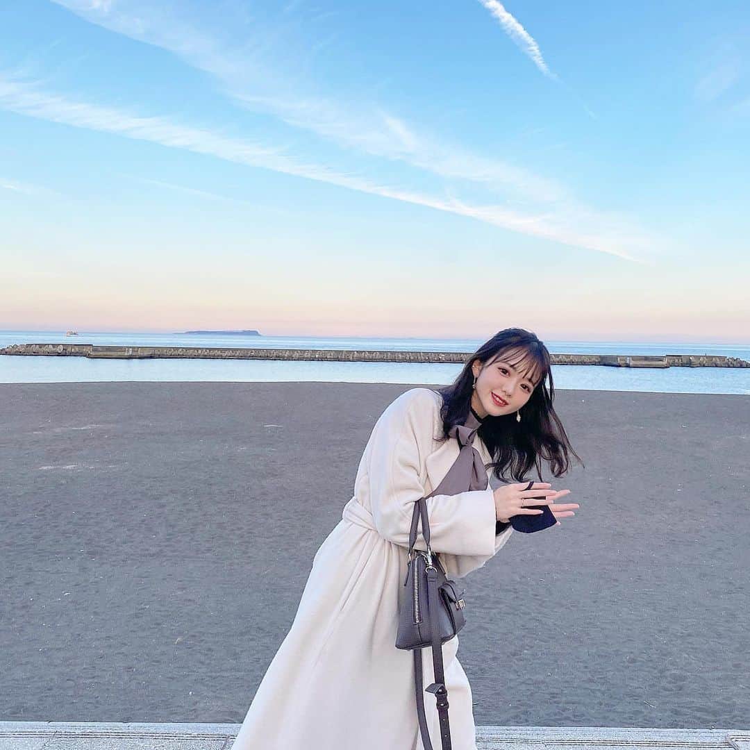 のインスタグラム：「2020年もありがとうございました。 今のマネージャーさんに声を掛けて頂いて、 家族みたいに優しいマネージャーさんたちと先輩方 同期に囲まれていてとても幸せです  今年1年間はオンラインなお仕事が多かったけど皆さんと配信などSNSでたくさんコミュニケーションが取れてとても楽しったです🥰  来年は既に1月はファッションショー、 2月は舞台と皆さんとお会いできる機会があるので とっても楽しみだね〜、頑張ります。  良いお年をお迎えください〜〜🎍ハピハピ〜  #2020 #2021 #良いお年を #ありがとう #振り返り投稿 #hny #海 #夕焼け #sea #静岡 #静岡グルメ #静岡カフェ #静岡ランチ #マスク」