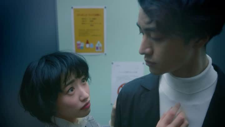 國嶌りょうのインスタグラム：「【出演情報】 UHA味覚糖さまの「SIXPACKプロテインバー」の新CMに出演しています! ディレクションは山本ヨシヒコ監督。 バズーカ岡田さんの筋肉と笑顔が最高なので、みなさんぜひ観てください☺︎ 6秒編は、UHA味覚糖さまの公式YouTubeチャンネルからどうぞ！  年末にうれしいお知らせができて、幸せだ。 2021年、もっとたくさんの作品に関われるように精進します！  キス編 15秒バージョン youtu.be/Cxk2GXUNF8A  キス編 6秒バージョン youtu.be/ttb7f7OQ3Ko」