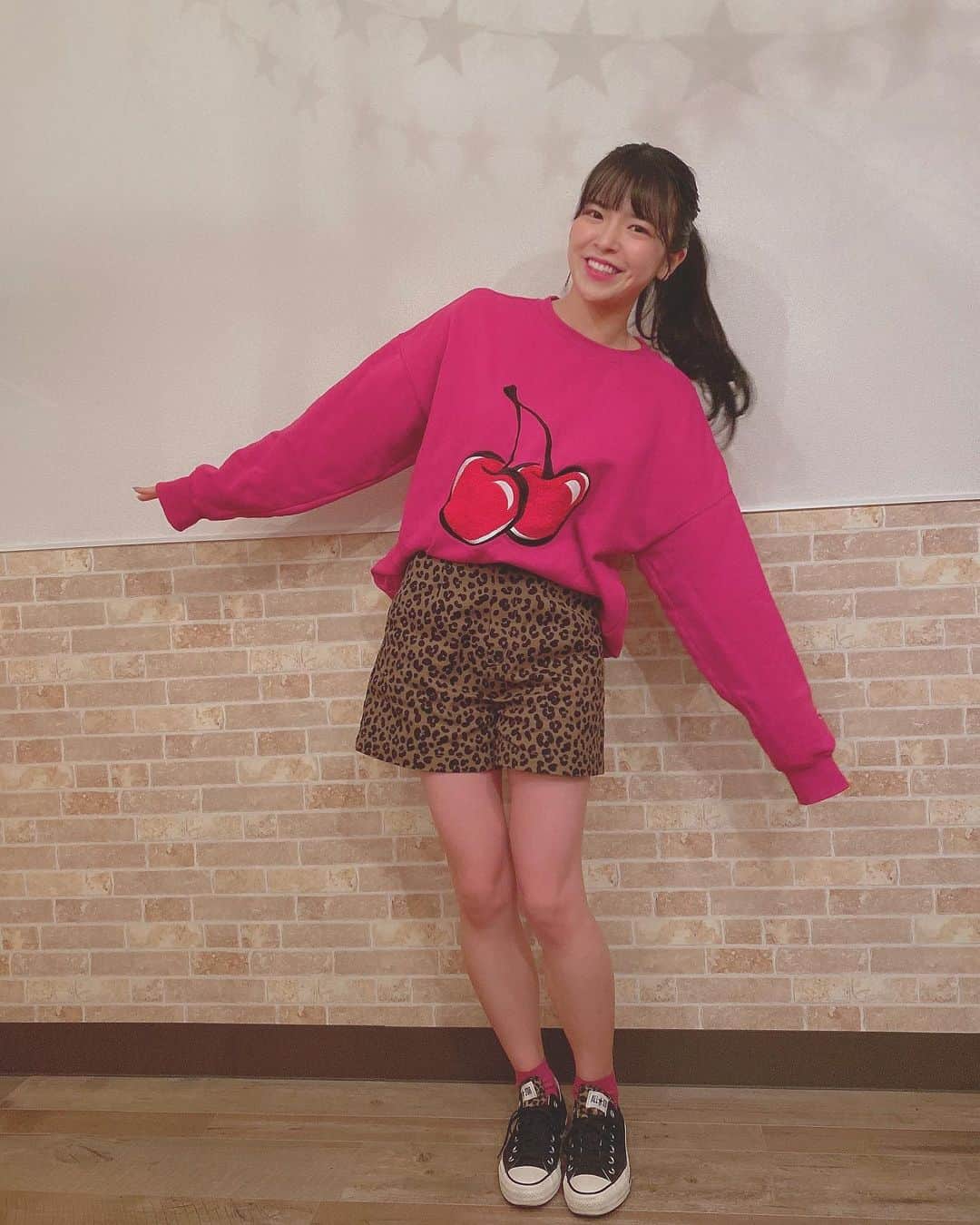 松崎博香のインスタグラム：「. 今日の私服🐻♡ 妹が撮影してくれたよ✌🏻 みんなのところ雪降った？？❄️  tops @kirsh_official  bottoms @sly_official  shoes @converse_jp   ひぃちゃんねる生配信に参加してくれた皆さんありがとうございました🤲🏻！ アーカイブは1/3公開予定です。 #ootd #ootdfashion #converse #kirsh  #오오티디 #오오티디룩」
