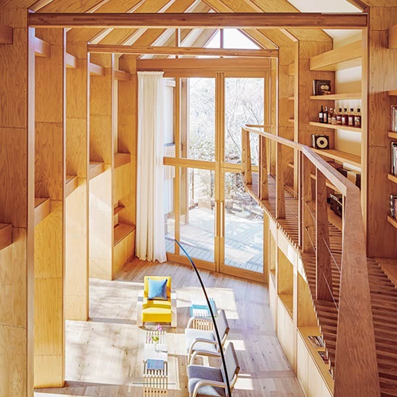 ginza magazineさんのインスタグラム写真 - (ginza magazineInstagram)「【ししいわハウス】 都心から約‪1時‬間半の中軽井沢にある、隠れ家リゾート。設計は坂茂。木造2階建ての建物は、周囲の木々に寄り添うような曲線美が印象的だ。外壁や室内には杉や樺などを贅沢に使用。共用エリアのライブラリー には、#アルヴァアアルト の家具も。客室の〈プロー〉のベッドリネンやタオルの上質な肌触りにうっとり。  >> 長野県北佐久郡軽井沢町長倉2147-646  080-7691-6020 1泊2名1室＊朝食付き ¥52,000〜。  ginza1月号ではニューオープンのホテルを紹介しています💁‍♀️プチトリップにいかが？ @ginzamagazine  #ginzamagazine #センスのいい人が毎日使うもの #日用品 #日用品リスト #雑貨 #雑貨マニア #愛用品 #軽井沢 #ニューオープン #ホテル #宿泊 #旅行 #ししいわハウス #木造建築」12月30日 22時12分 - ginzamagazine