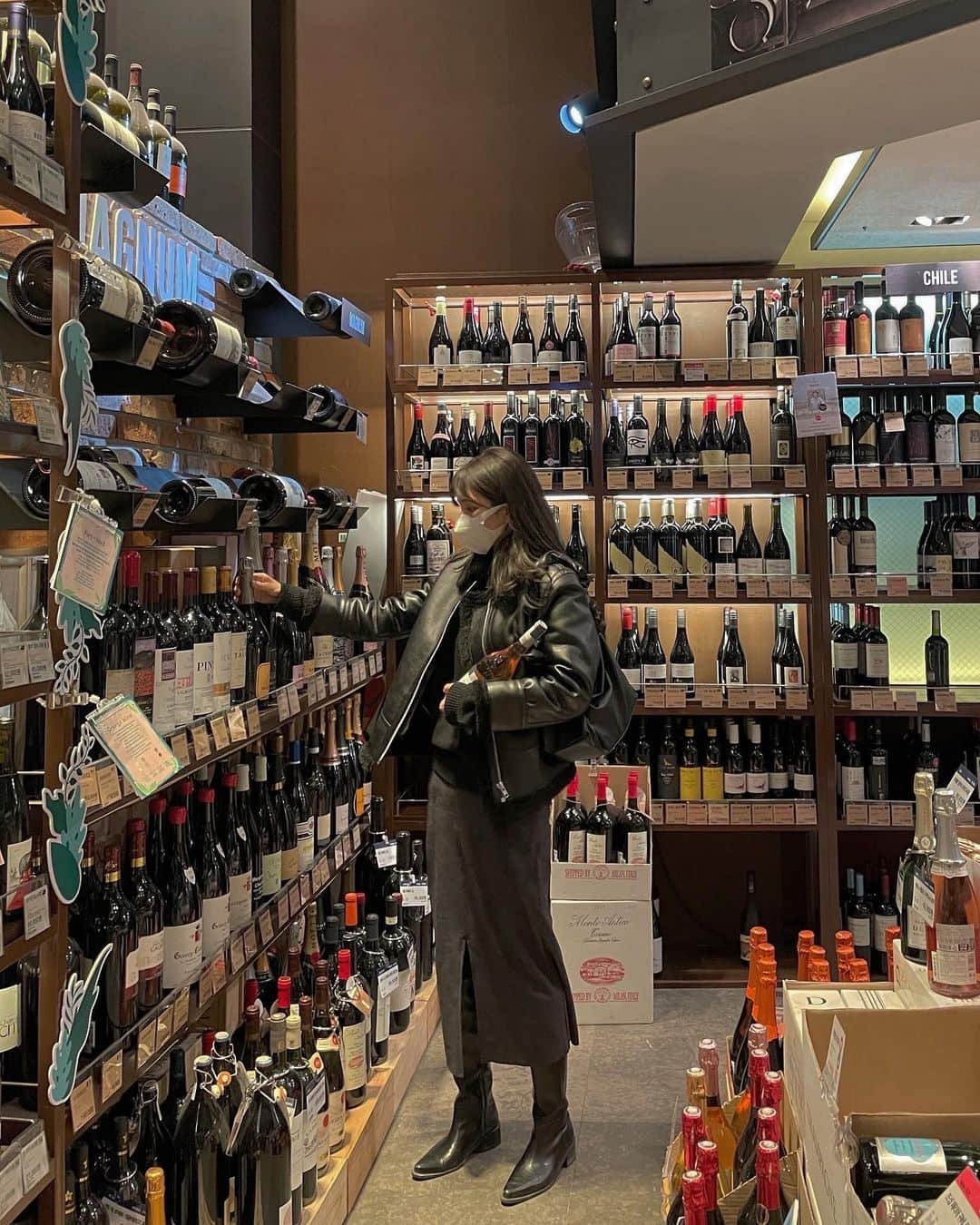 ディニさんのインスタグラム写真 - (ディニInstagram)「봐도 모르는데 열심히 구경중 🍾 그리고 오늘도 두 손 가득 ㅋㅋㅋ」12月30日 22時14分 - keemdani