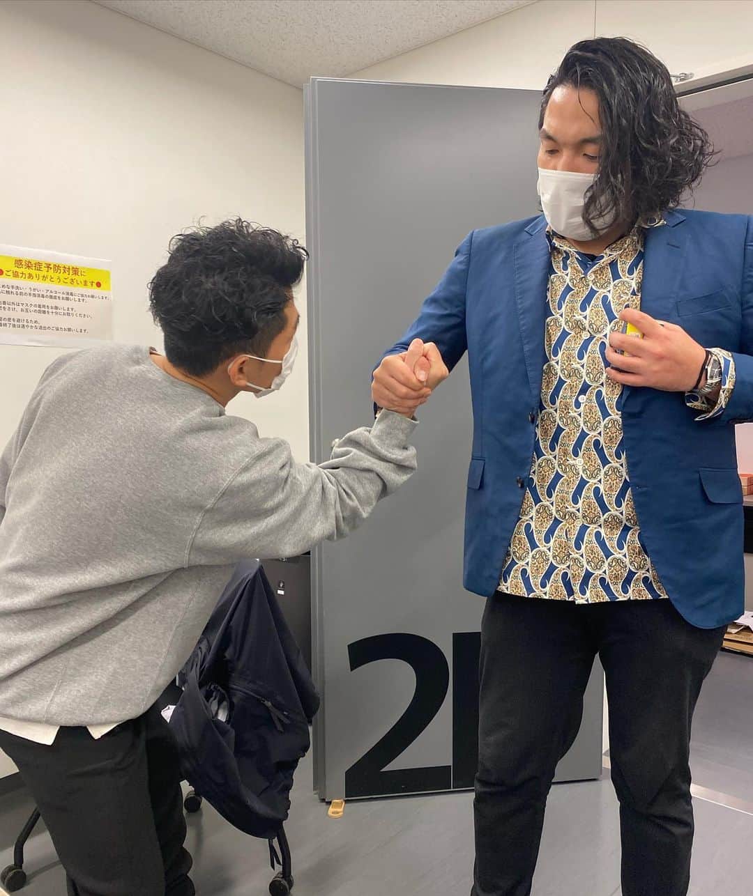 じろうさんのインスタグラム写真 - (じろうInstagram)「髪質一緒の同期、太田と盛山くん。 握手した手を離さないからふりほどかれてた。」12月30日 22時17分 - sissonne_jiro