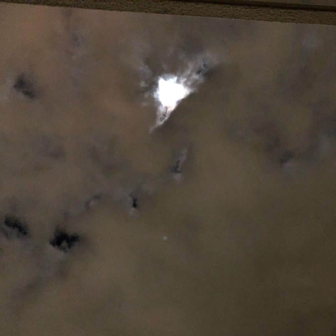馬場典子さんのインスタグラム写真 - (馬場典子Instagram)「今年最後の満月は雲の隙間から一瞬。 そしてピンぼけ（笑） #満月」12月30日 22時23分 - baba_channel