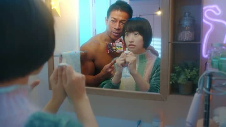 國嶌りょうのインスタグラム：「【出演情報】 UHA味覚糖さまの「SIXPACKプロテインバー」の新CM、こちらは歯磨き編です☺︎ 前投稿のキス編と併せてお楽しみください！  15秒バージョン youtu.be/-lm8Sf47gWw  6秒バージョン youtu.be/BwG9gpB0wOY」