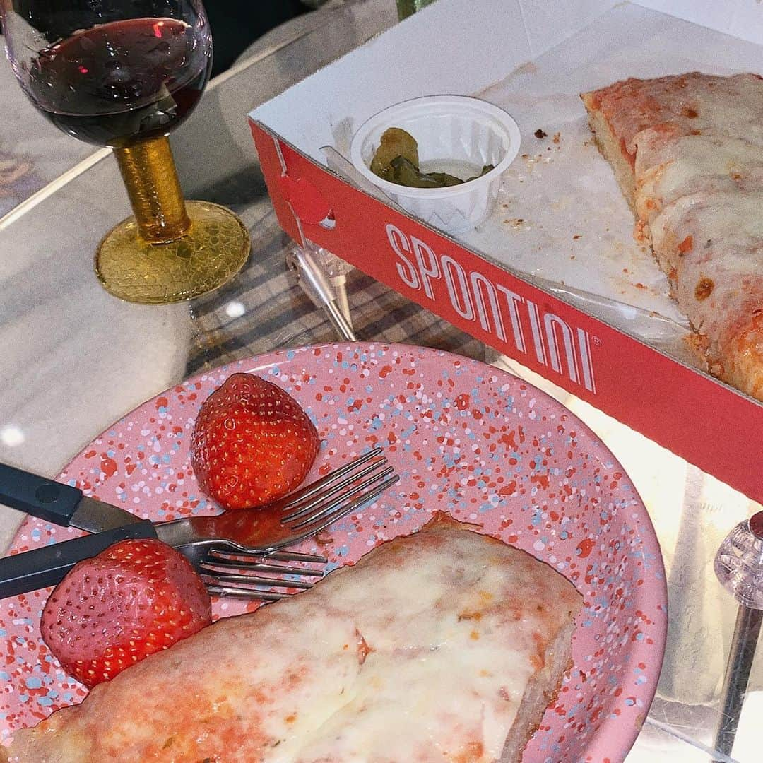 スアさんのインスタグラム写真 - (スアInstagram)「핏자 🍕 + 딸기 🍓 + 와인 🍷 = 🤍」12月30日 22時24分 - midoricoo