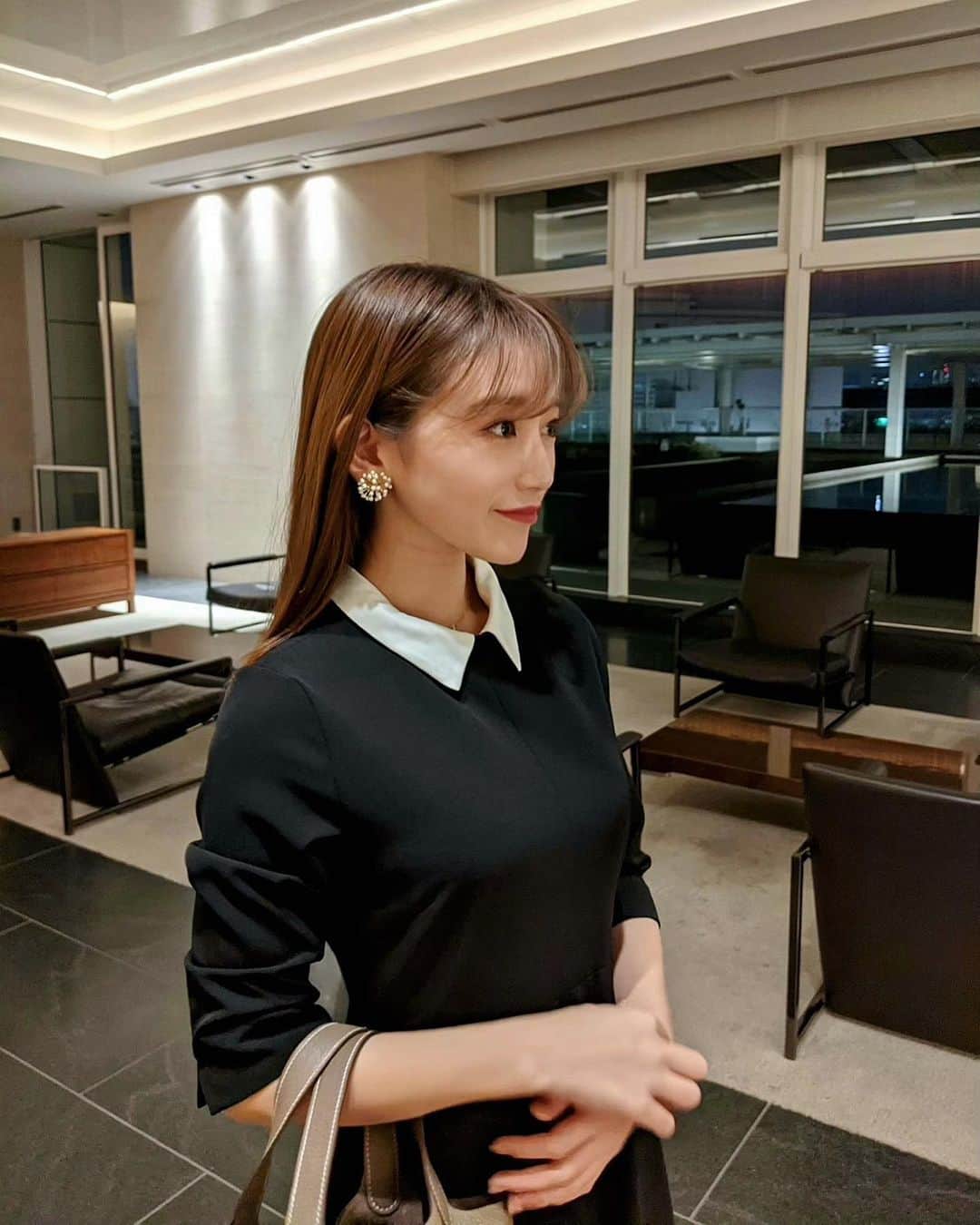 のインスタグラム：「. . 低身長さん向けブランド @st.rooney のお上品なワンピースがなんとも気分すぎる🤍 形の綺麗さは然ることながら、とろんと滑らかな生地がすごく着心地が良くて動きやすくて、襟は付け外しが出来てカジュアルにもなる優れモノなのです👏🏻 . #セントルーニー #フレアワンピース #襟付きワンピース #2wayワンピース #150cmコーデ #sサイズコーデ #ママコーデ #姉妹ママ #産後ハゲやばい #なみだ」