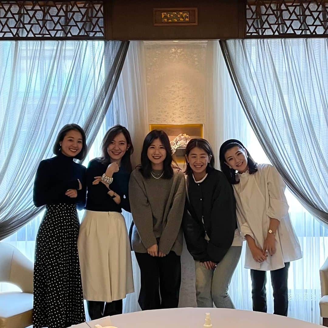 ayaka8880のインスタグラム：「. . 聞き足りない、話し足りない . そんなランチ会でした🥡 . この歳になっても、プライベートも仕事も、目標の、いや憧れの先輩方がいるのは幸せなことだなあ、と🥰 . 今年も本当にありがとうございました✨ . 来年もどうぞよろしくお願い致します。 . . #ライター」
