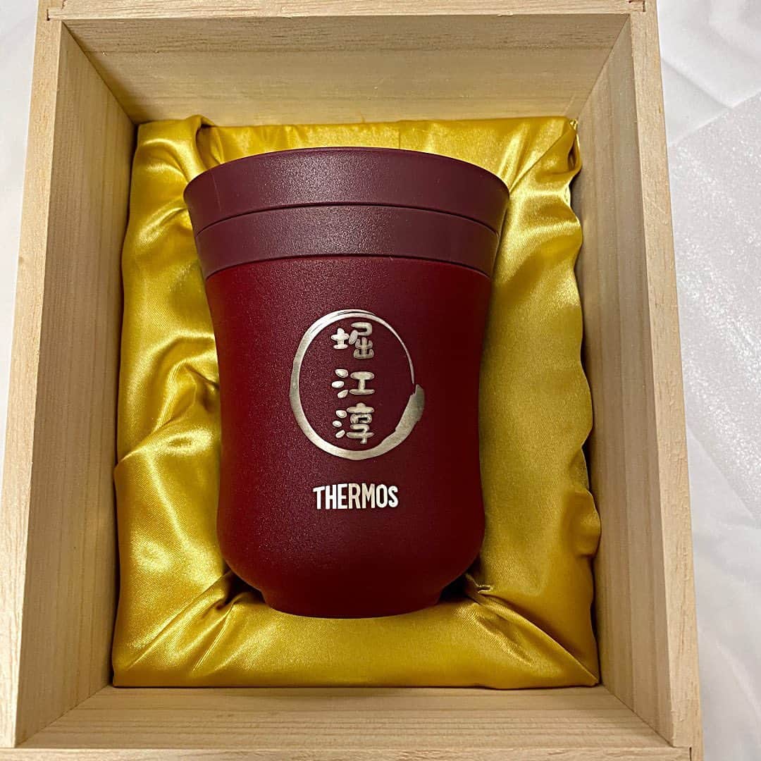 堀江淳のインスタグラム：「還暦祝いに「若い娘」から頂いたネーム入り湯飲み！ なんとサーモス😭 ＃サーモス　＃湯呑み ＃還暦祝い　＃プレゼント #メモリーグラス  #堀江淳  #ザベストテン  #昭和歌謡  #1981年  #水割りをください  #弾き語り  #ライブ」