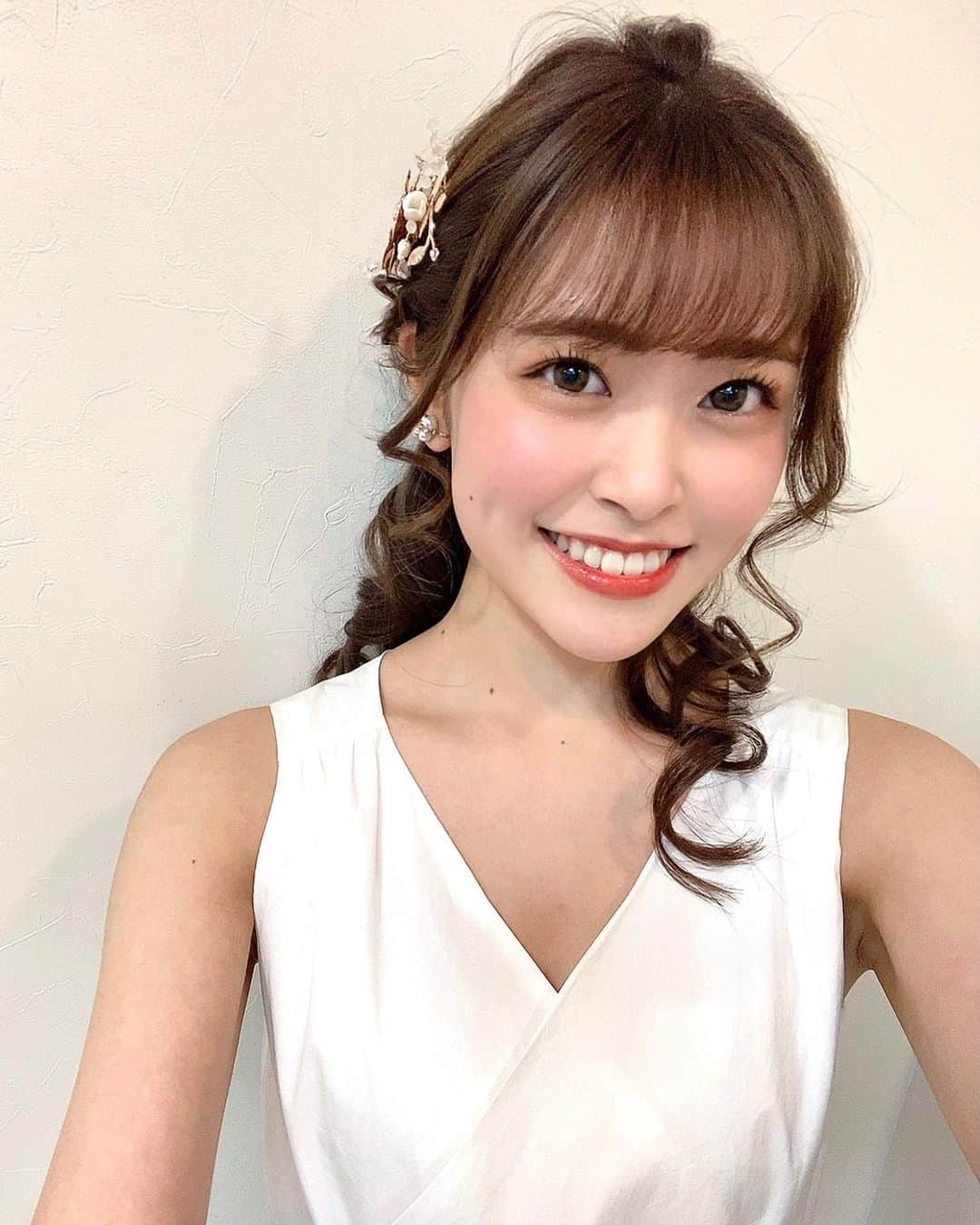 清水あゆみのインスタグラム：「大掃除🧹に追われていて、、、 ファイナルイベントから1週間以上も過ぎていることに気づかなかった😳 白ワンピの写真投稿してなかったので、思い出として載せさせてください🥺  ヘアセットは本当にお世話になった#nyny さんにしていただきました✨髪飾りはファイナルイベント数日前にAmazonで一目惚れしたもの🎶  #ミスキャンパス#立命館#2020 #mcr#MCR#mcr2020#MCR2020 #立命館大学#大学生#女子大生 #ミスキャン#ミスコン#ファイナリスト #白 #白ワンピ #白ワンピース  #ヘアアレンジ #ハーフアップ #ハーフアップアレンジ  #髪飾り#amazonプライム #アマゾン #アマゾン購入品 #amazon #アマゾンプライム」